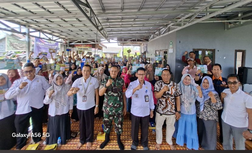 MOMEN: Plt Kepala Pelaksana BPBD Kabupaten Banjar Yayan Daryanto bersama jajaran, perangkat desa, tokoh masyarakat, serta para kader PKK dan posyandu di Desa Tandipah.