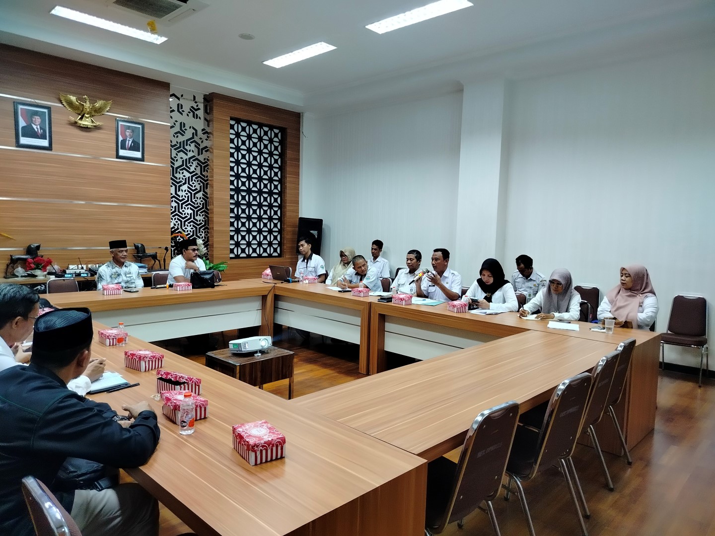MEMPERTANYAKAN: Rapat gabungan komisi di DPRD Batola yang mempertanyakan urgensi pembentukan PT di desa.