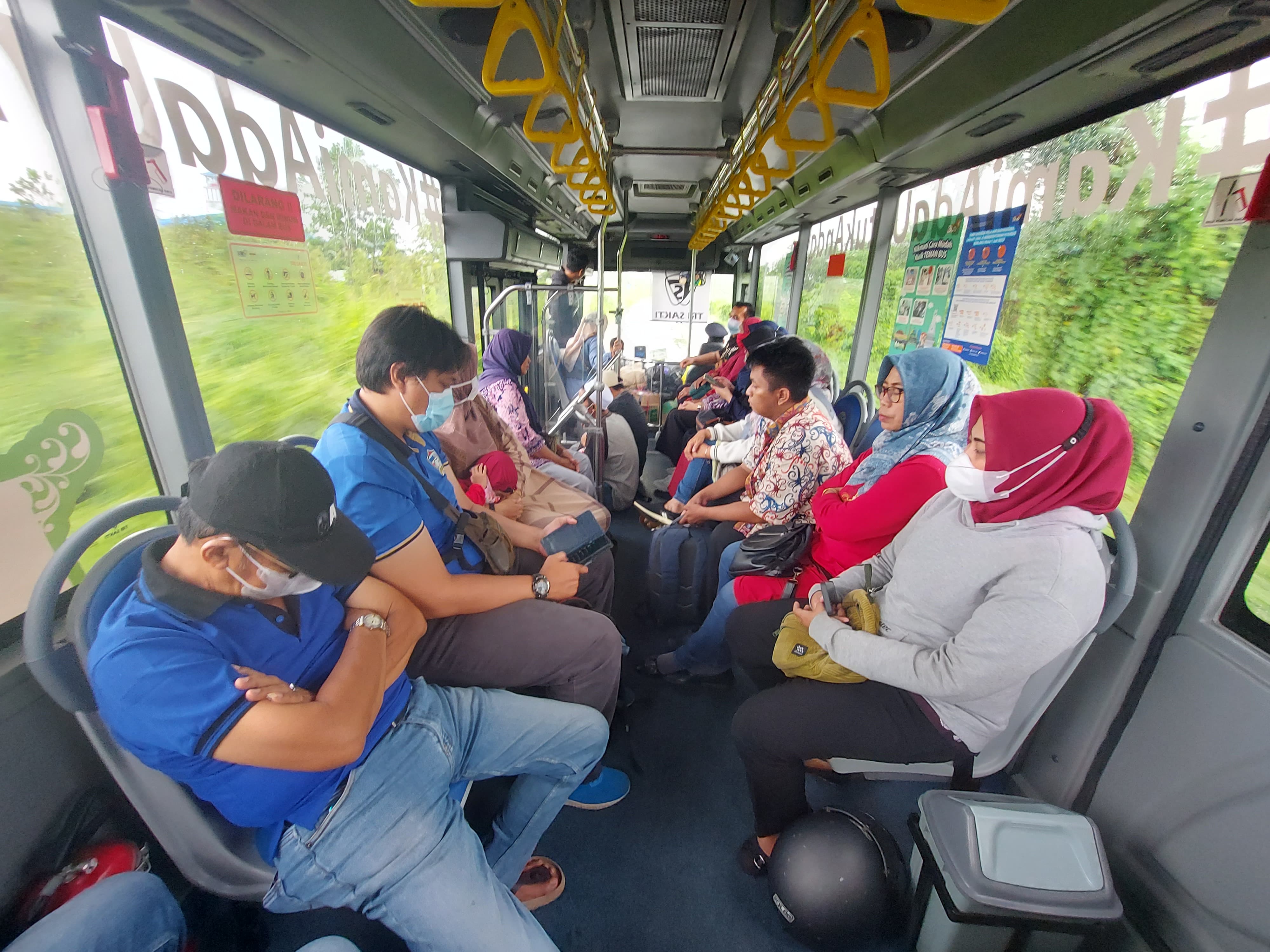 NAIK BUS: Suasana penumpang Bus Trans Banjarbakula tujuan Terminal Simpang Empat Kota Banjarbaru. (Foto:Fadlan Zakiri/Radar Banjarmasin)