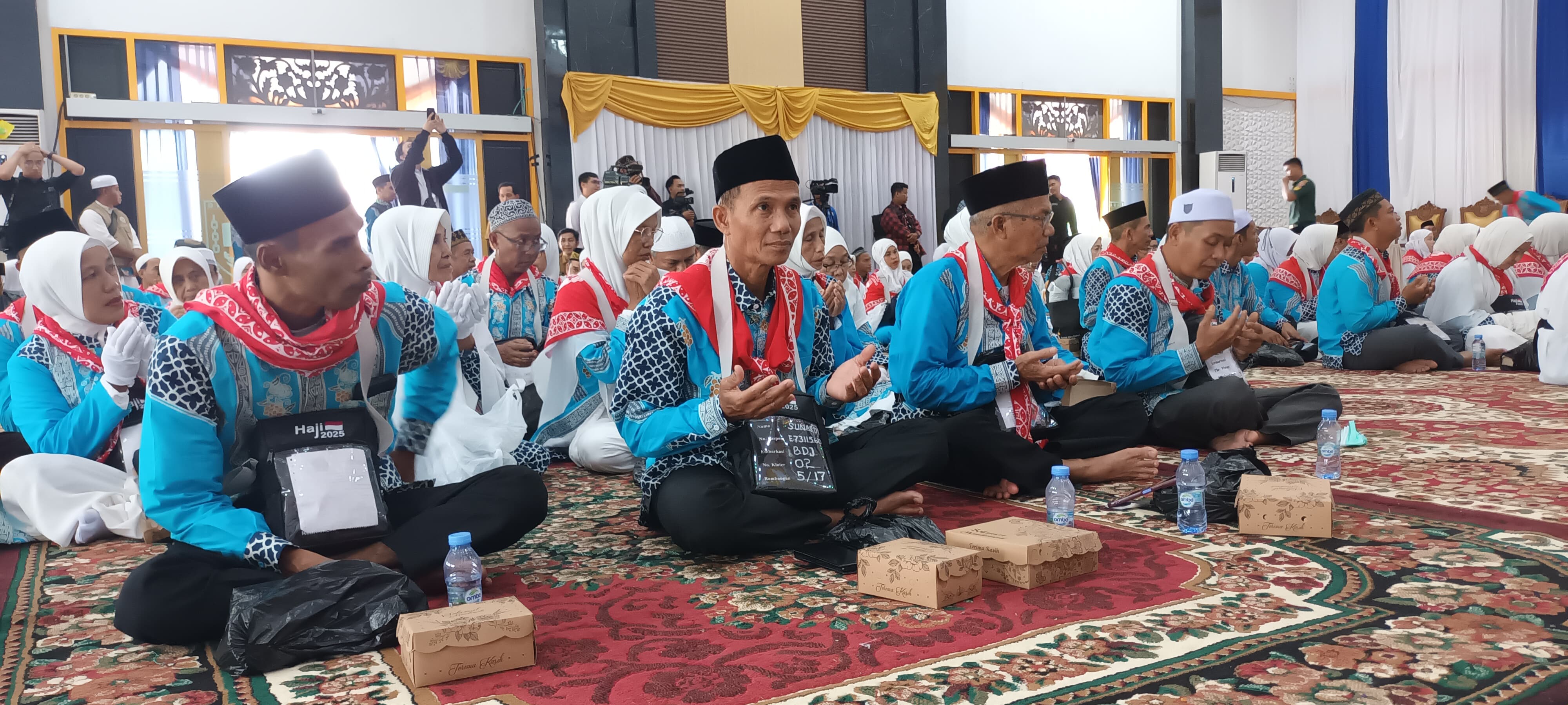 KLOTER 2 : Para jemaah calon haji saat berangkat dari Tabalong ke asrama haji Embarkasi Banjarmasin di Banjarbaru.
