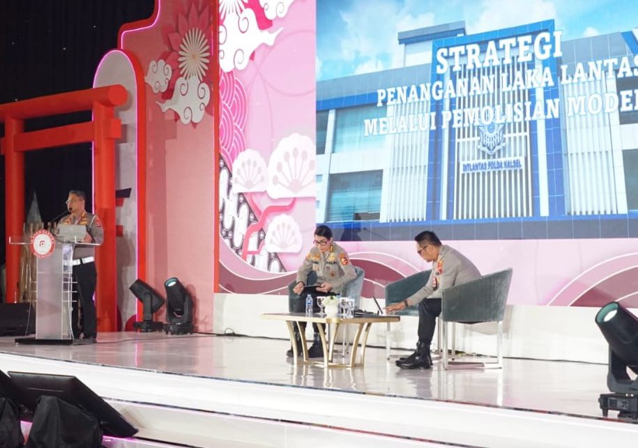 PAPARAN: Dirlantas Polda Kalsel Kombes Pol Fahri Siregar menyampaikan materi di Annual Meeting ISI 2025 di Jakarta, Rabu (28/5/2025). (Ditlantas Polda Kalsel untuk Radar Banjarmasin)