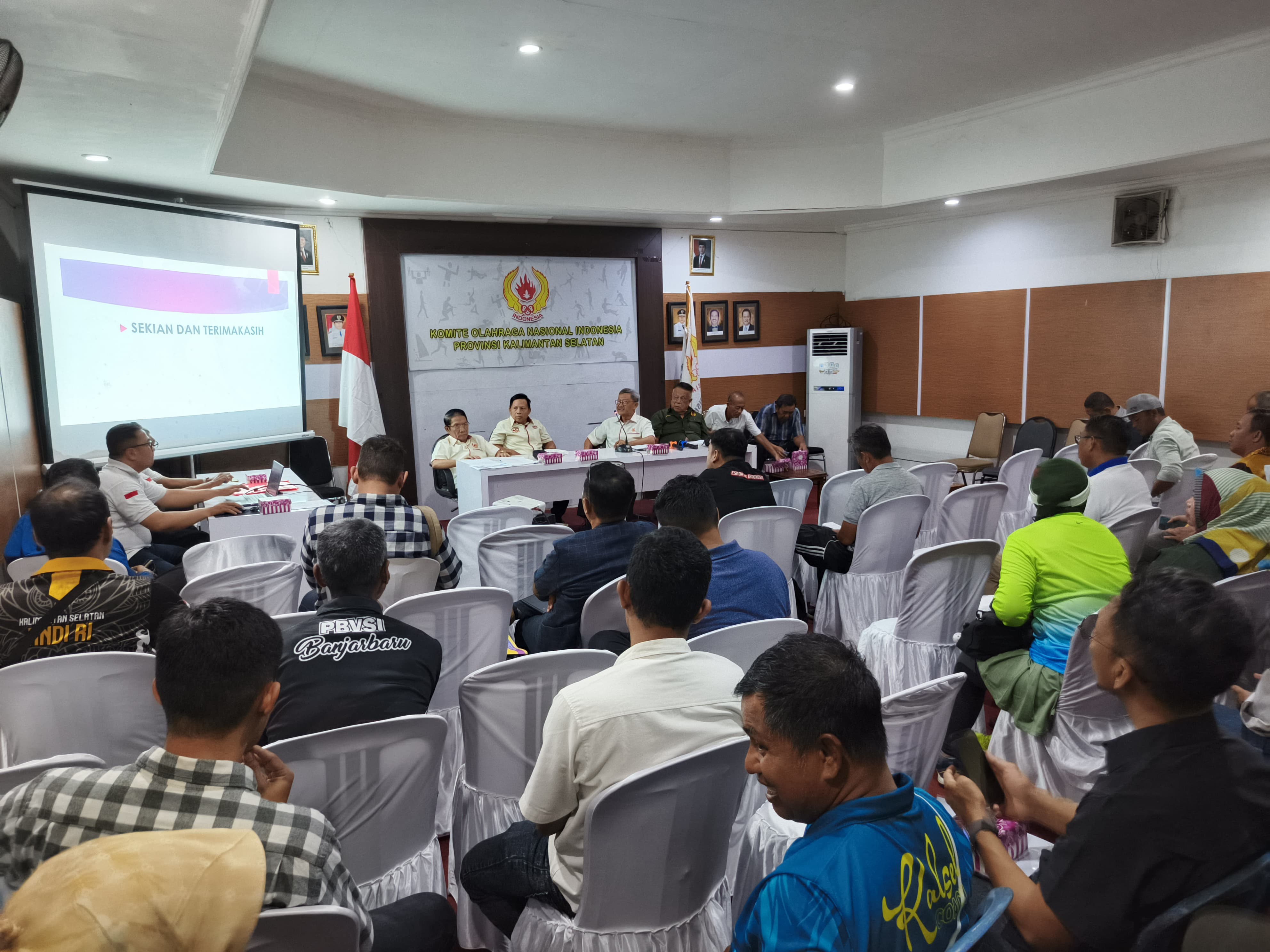 HARUS CEPAT:Ketua Tim Pengarah Porprov XII Kalsel 2025,, Gusti Perdana Kesuma saat memimpin rapat koordinasi tim keabsahan dan perwakilan cabor di Sekretariat KONI Kalsel.(Foto:M Idris)