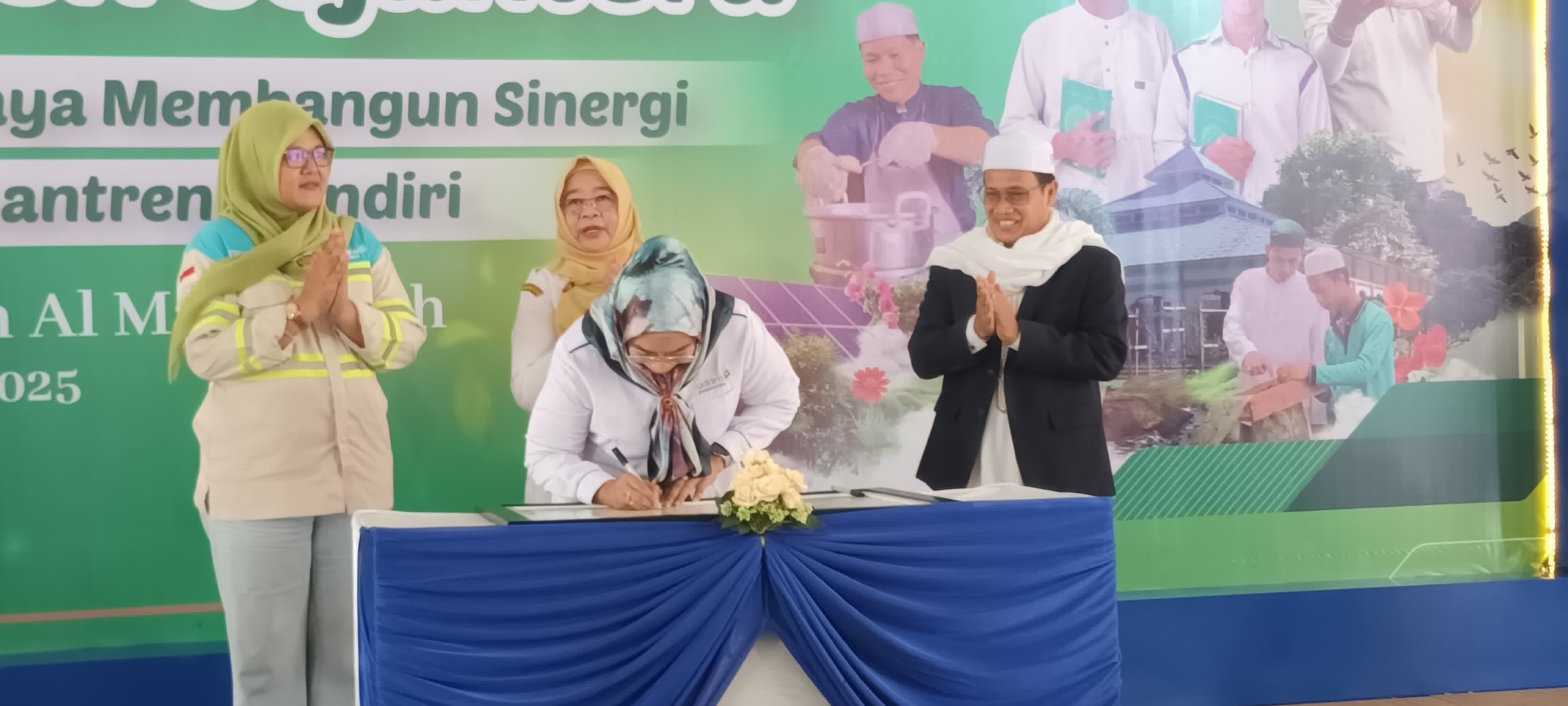 KICK OFF:Ketua YABN, Zuraida Hamdie menandatangani kerja sama PAPS di Pesantren Al Madaniyah Jaro disaksikan Sekda Tabalong, Hamida Munawarah dan Pimpinan Pesantren Al Madaniyah Jaro, Ustad Murjani.