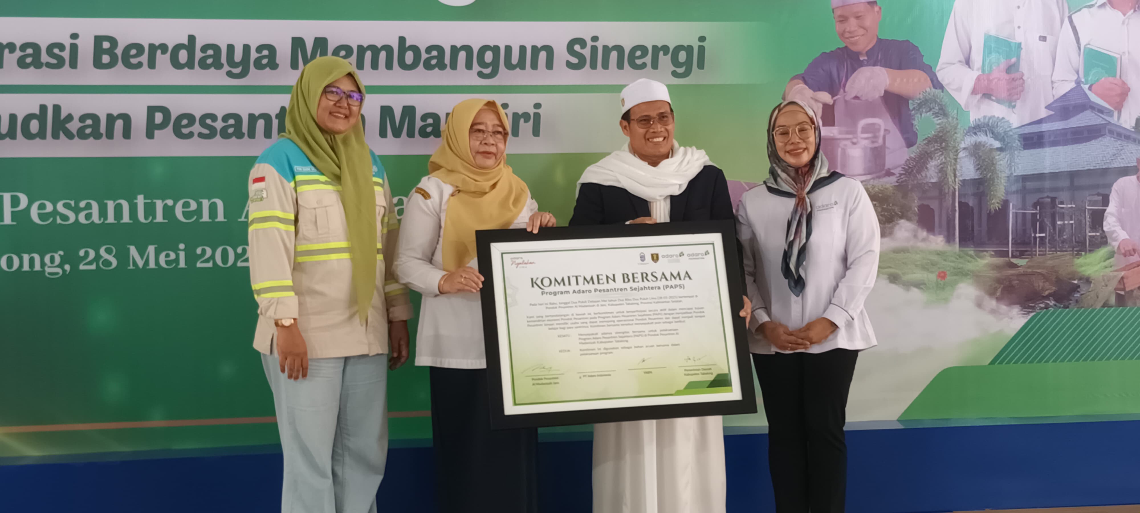 SEPAKAT:Ketua YABN, Zuraida Hamdie dan Sekda Tabalong, Hamida Munawarah, serta Pimpinan Pesantren Al Madaniyah Jaro, Ustad Murjani memperlihatkan piagam kerja sama kick off program PAPS.