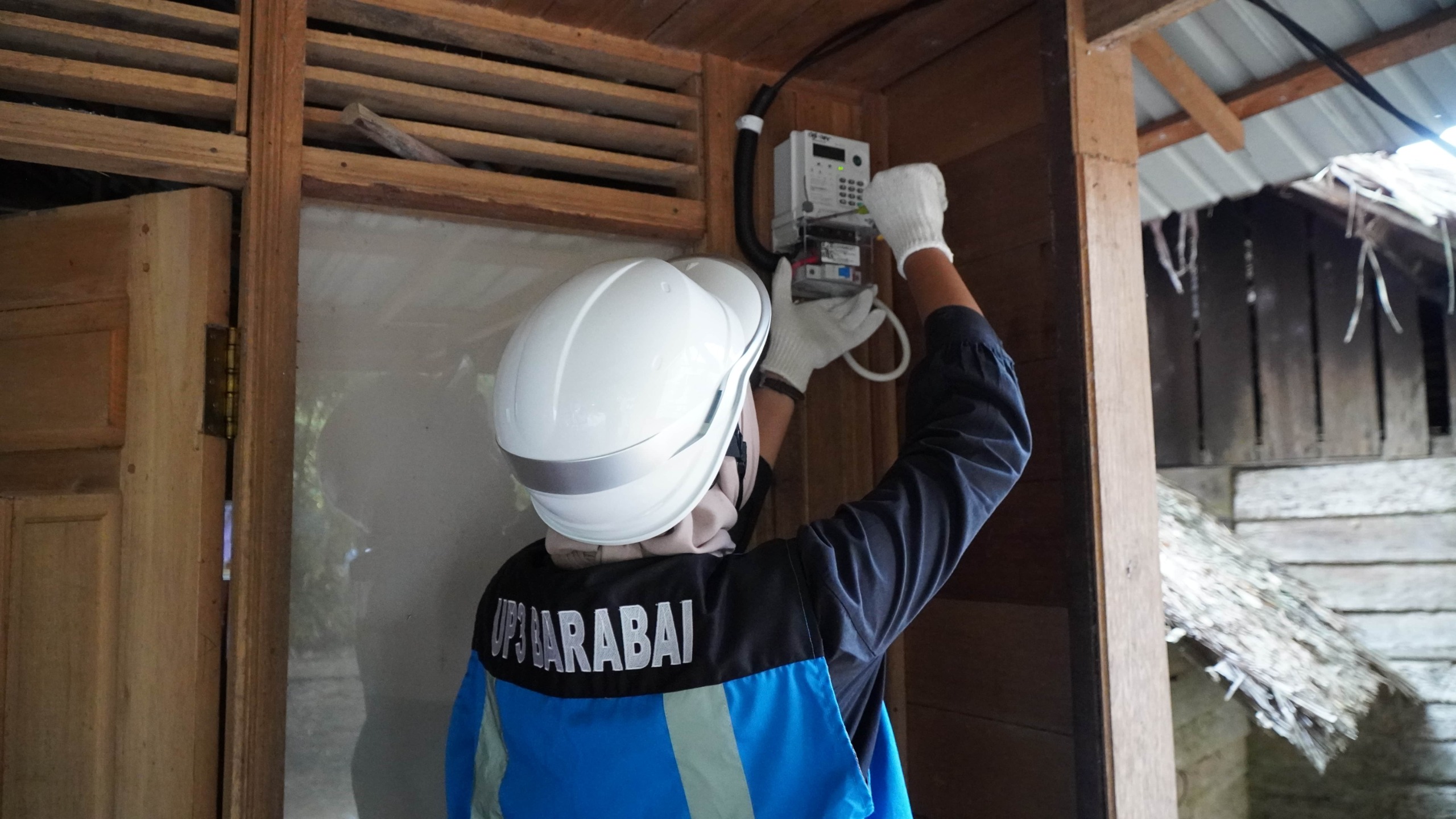 KWH METER:Petugas PLN sedang melakukan pemasangan kWh meter penerima bantuan program &ldquo;Berbagi Cahaya&rdquo; di Hulu Sungai Tengah.