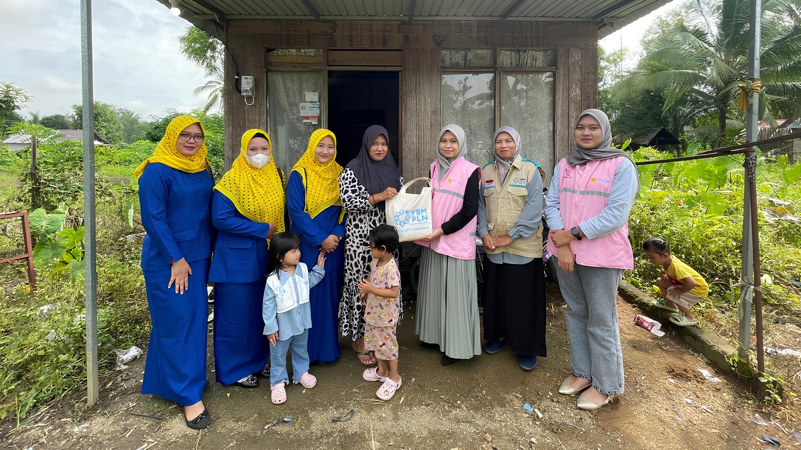 PEDULI:Foto bersama keluarga Hamisah dengan para Srikandi, YBM dan PIKK PLN yang telah menyampaikan bantuan pasang baru listrik melalui program &ldquo;Berbagi Cahaya&rdquo; di HST.
