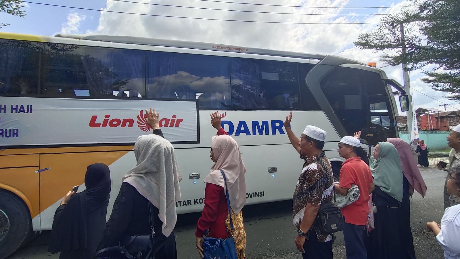 DIANTAR BUS:Kloter 13 diberangkatkan ke Jeddah merupakan rombongan terakhir diberangkatkan Kemenag Kalsel dari Embarkasi Banjarmasin.(Foto:Muhammad Oscar Fraby/Radar Banjarmasin)