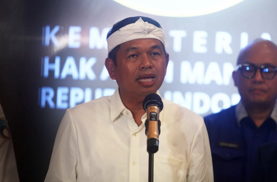 KDM: Gubernur Jawa Barat Dedi Mulyadi memberikan keterangan pers kepada awak media di Kantor Kementerian HAM, Jakarta Selatan, Kamis (8/5/2025).
