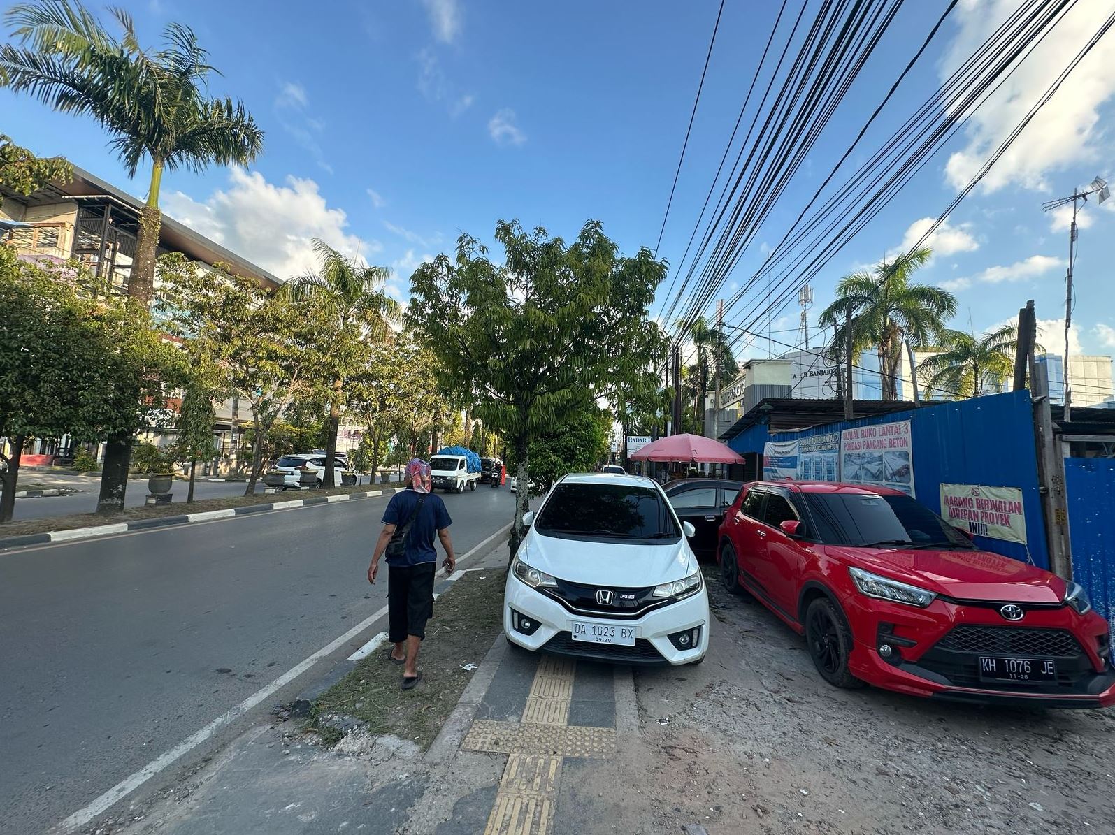 PARKIR LIAR: Parkir mobil menduduki trotoar di Jalan Hasan Basry, di seberang restoran Mie Gacoan.