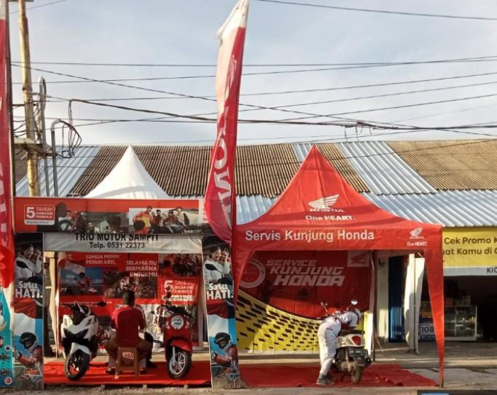MURAH:Kegiatan servis murah yang digelar Trio Motor di Sampit, Kalimantan Tengah, beberapa waktu lalu.(Foto:PT Trio Motor)