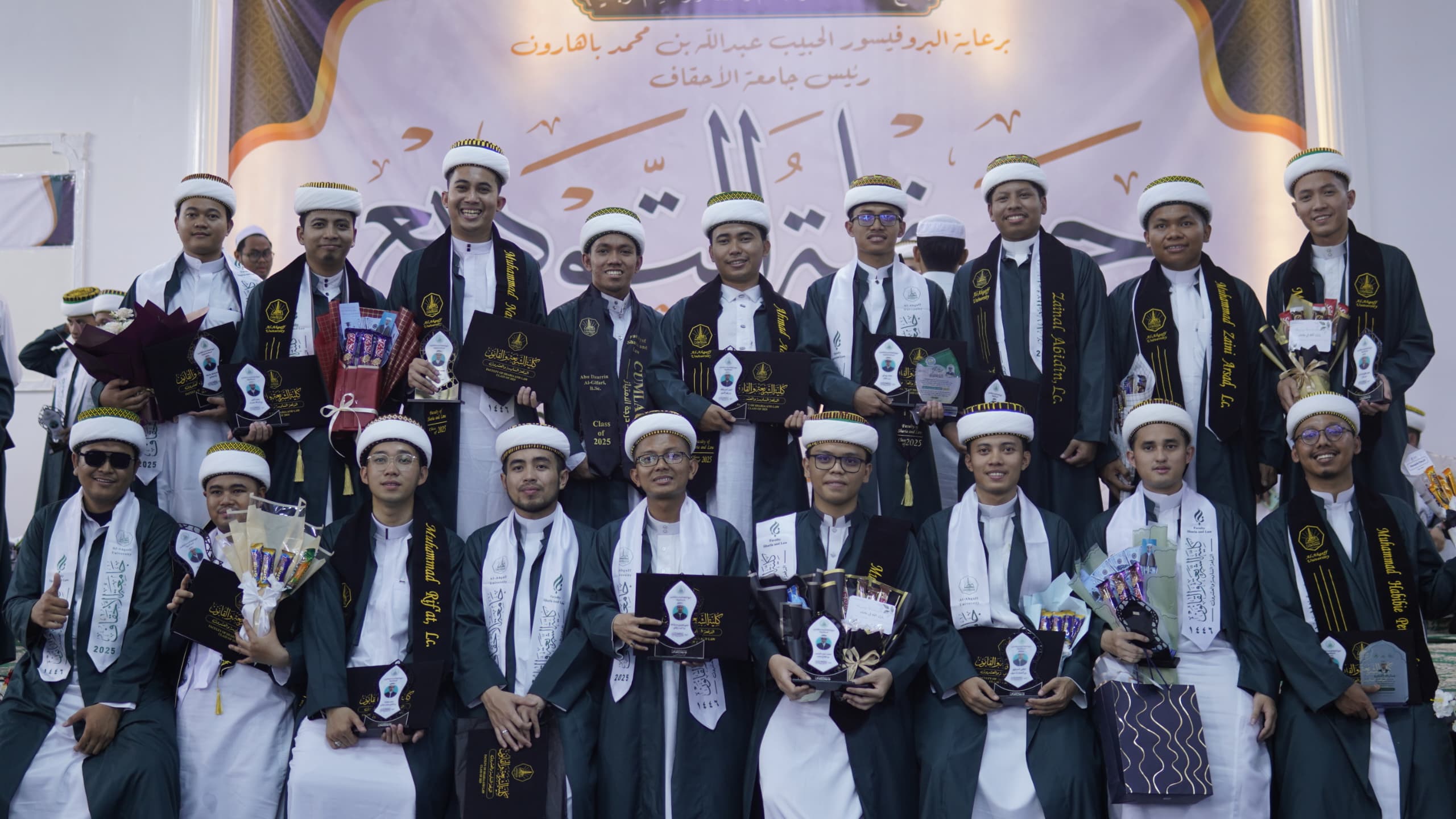 LULUS: Para Putra asli Banjar usai wisuda program Fakultas Syariah dan Hukum Universitas Al Affgab, Yaman, Hadramaut, waktu setempat.