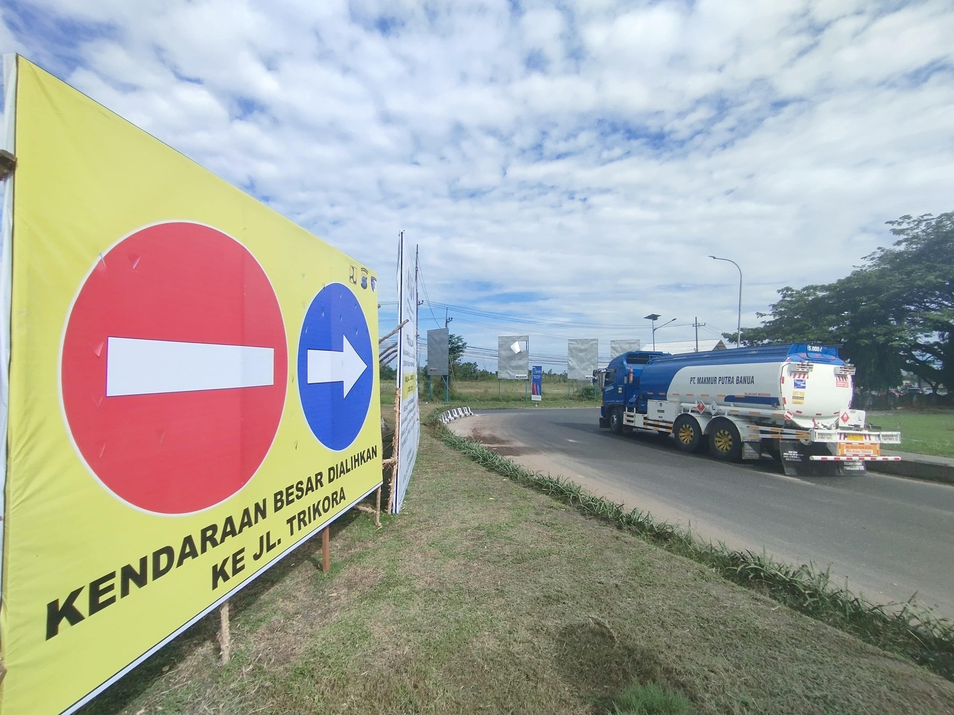 AKAN DIALIHKAN: Papan pemberitahuan pengalihan arus untuk angkutan berat sudah terpasang di Bundaran Km 19, Liang Anggang, Banjarbaru