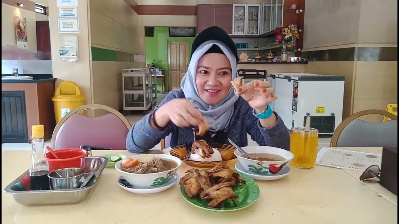 SEDAP: Seorang pelancong sedang bersantap di salah satu rumah makan di Pelaihari, Kabupaten Tanah Laut (Tala).(Foto:Norsalim Yahya/Radar Banjarmasin)