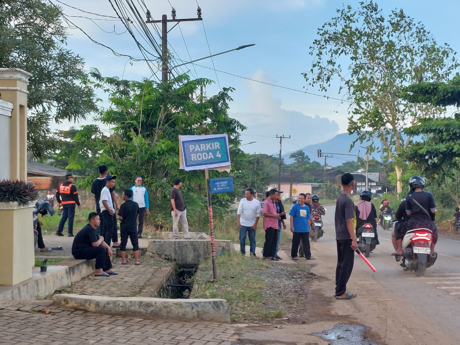 SIAGA:Panitia menyiapkan lokasi parkir di samping Masjid Jami Noor Hasyim, Matah untuk menampung kendaraan masyarakat menyaksikan konser Rhoma Irama dan Cici Faramida, Sabtu (31/5/2025).(Foto:Salim)