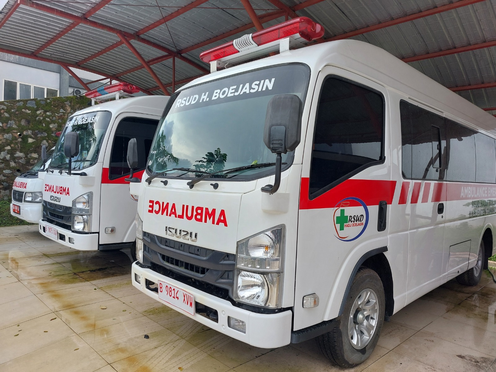 SEMAKIN LENGKAP:Dua armada ambulans baru milik RSUD Hadji Boejasin Pelaihari.(Foto:Norsalim Yahya/Radar Banjarmasin)