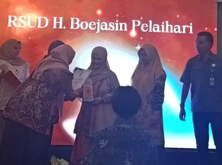 MEMBANGGAKAN:Kepala Instalasi Farmasi RSUD Hadji Boejasin Pelaihari, Anna Apriyanti saat menerima Penghargaan Farmasi Award 2025.(Foto:RSUD Hadji Boejasin untuk Radar Banjarmasin)