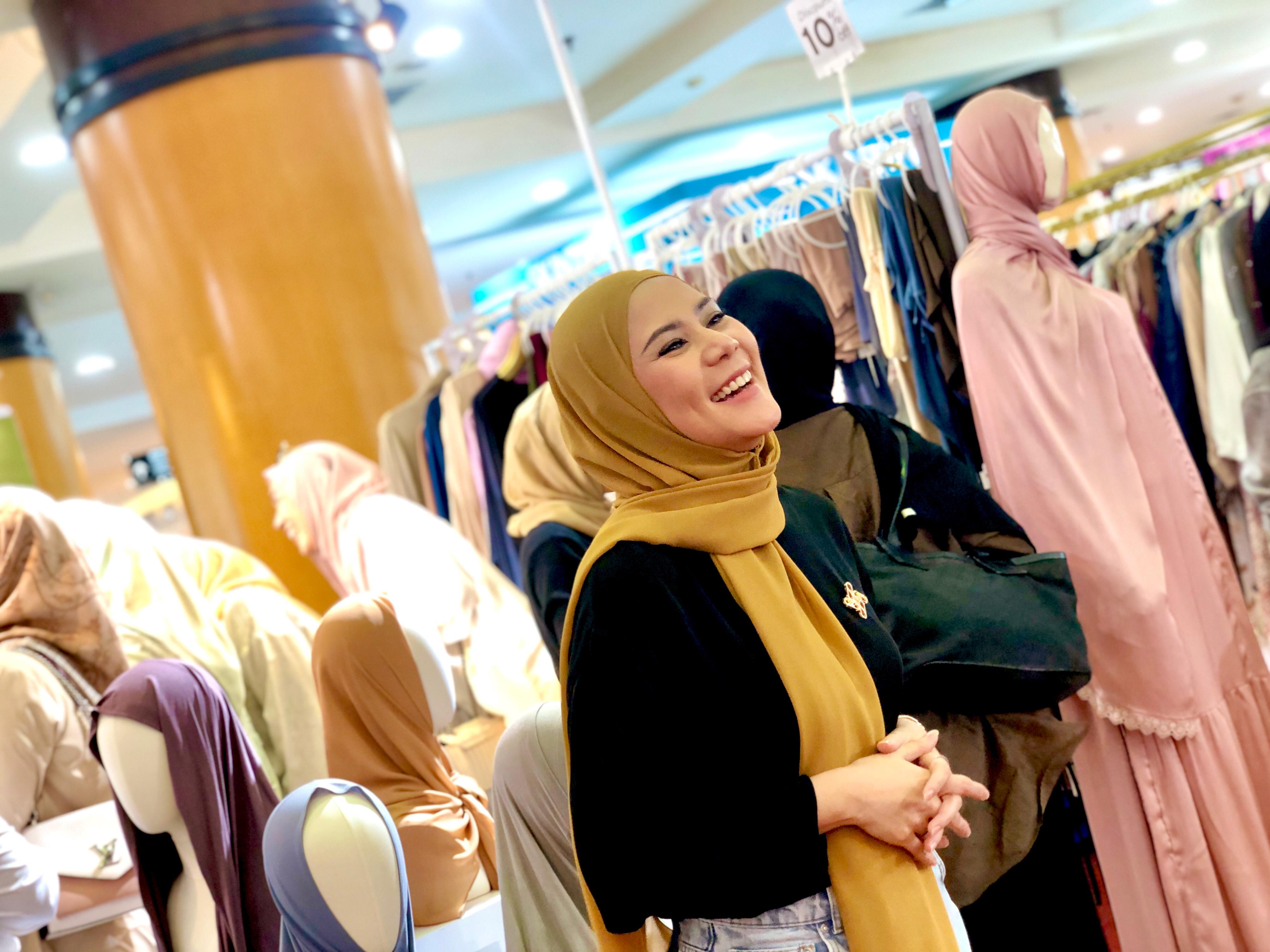 BAZAAR:Cyntia Ramlan hadir langsung di booth Nabillasyal pada bazaar Atrium I Duta Mall Banjarmasin, Sabtu (31/5/2025).(Foto-foto:Tia Lalita Novitri/Radar Banjarmasin)