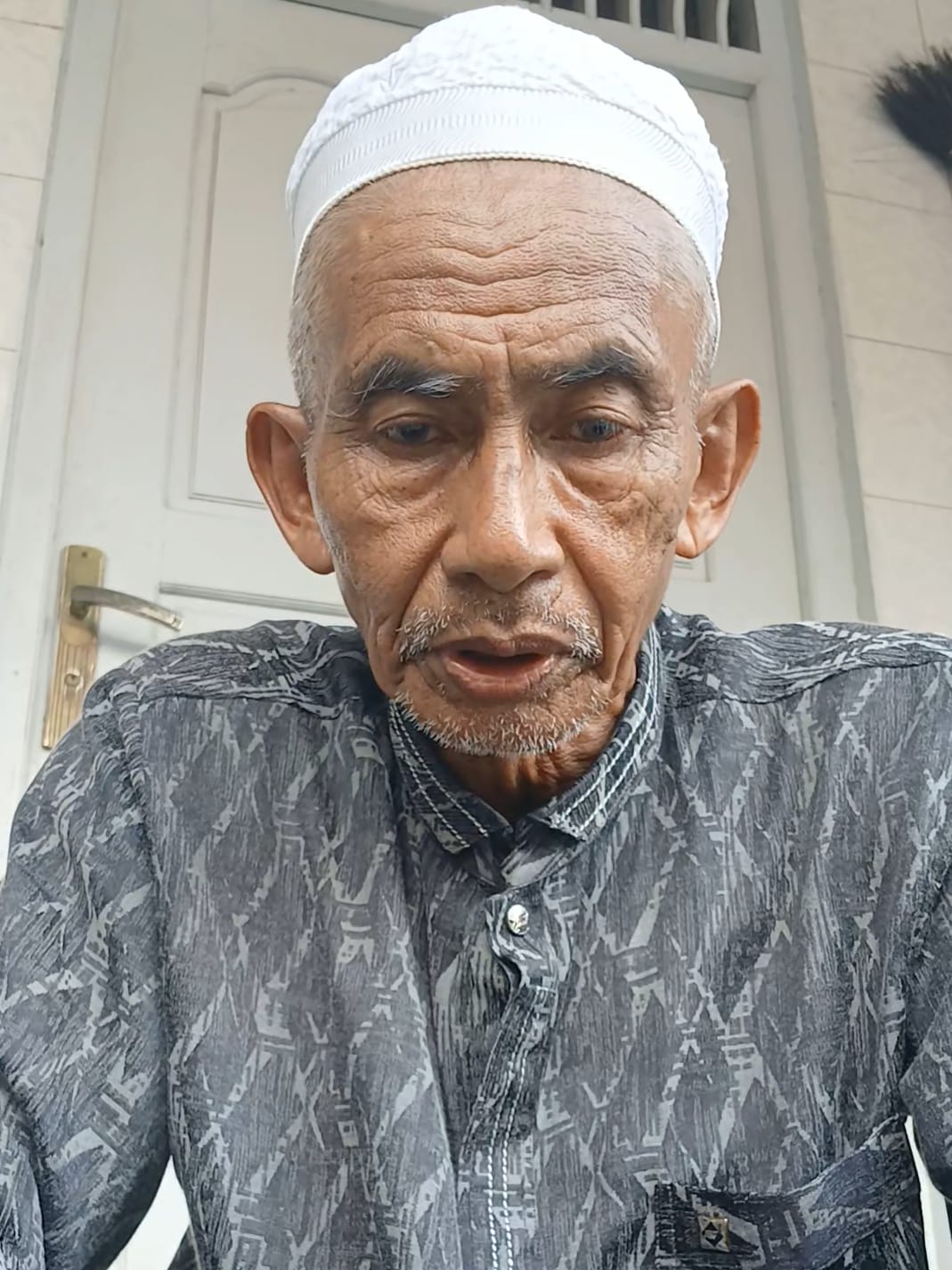 MINTA TOLONG: Kakek berusia 73 tahun, Kahpi meminta dukungan kepada Presiden Prabowo dan Gubernur Kalsel Muhidin atas tuduhan penyerobotan tanah yang dialaminya.(RAHMAT UNTUK RADAR BANJARMASIN)