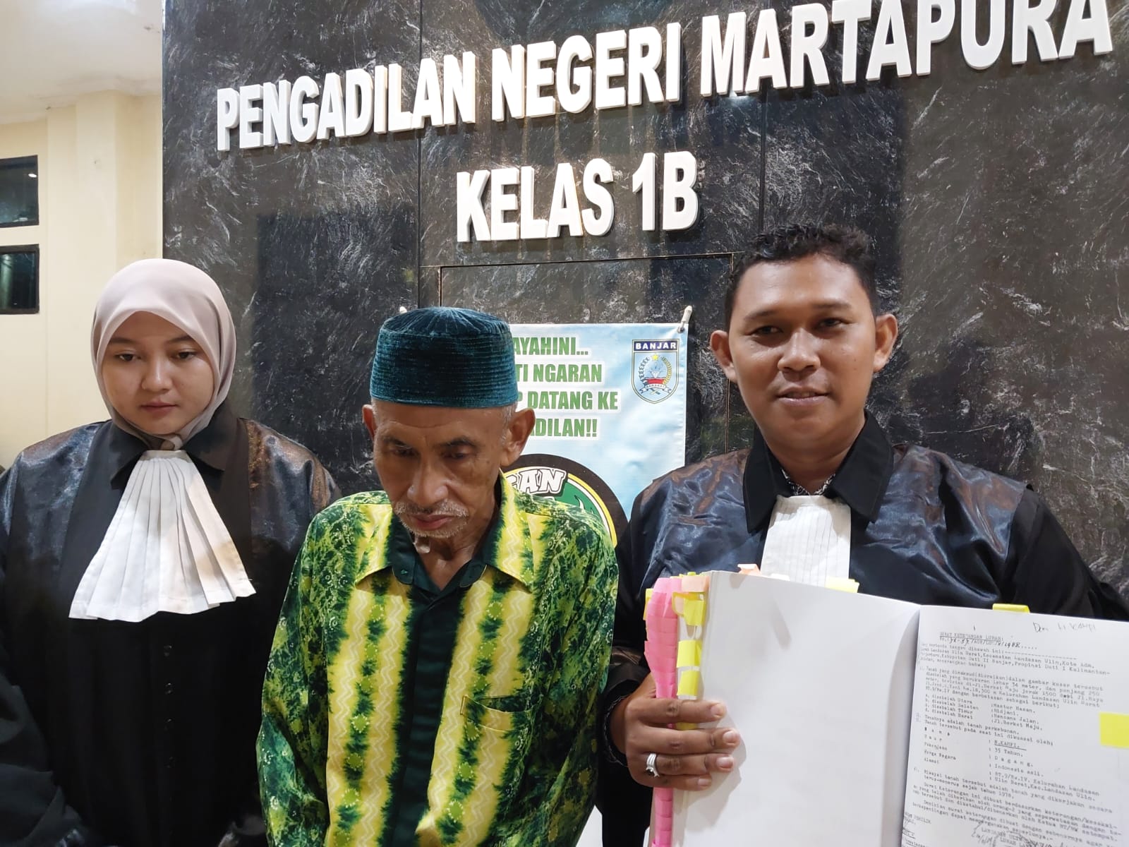 MASIH BERJUANG: Penasihat Hukum (PH) Kakek Kahpi, R Rahmat Danur menunjukkan berkas Peninjauan Kembali (PK) atas putusan MA mengenai perkara kliennya.