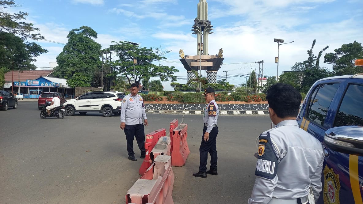 DITUTUP: Petugas Dishub Banjarbaru menyiapkan water barrier dalam rekayasa lalu lintas di Bundaran Palam pada Rabu (28/5) lalu (DISHUB BANJARBARU UNTUK RADAR BANJARMASIN)  &nbsp;