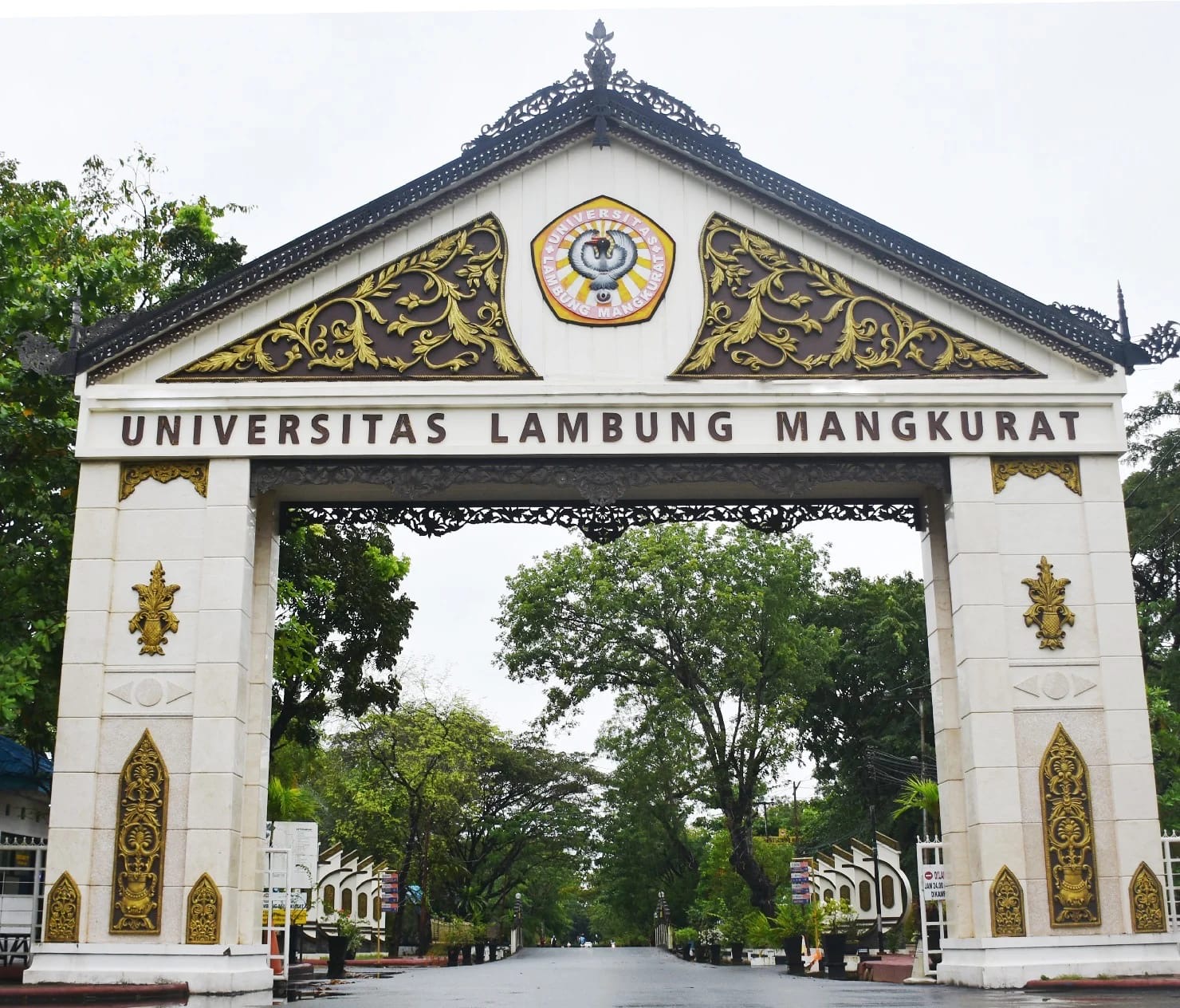 ULM: Pintu gerbang utama Universitas Lambung Mangkurat (ULM) yang menjadi simbol kebanggaan perguruan tinggi negeri terbesar di Kalimantan Selatan.