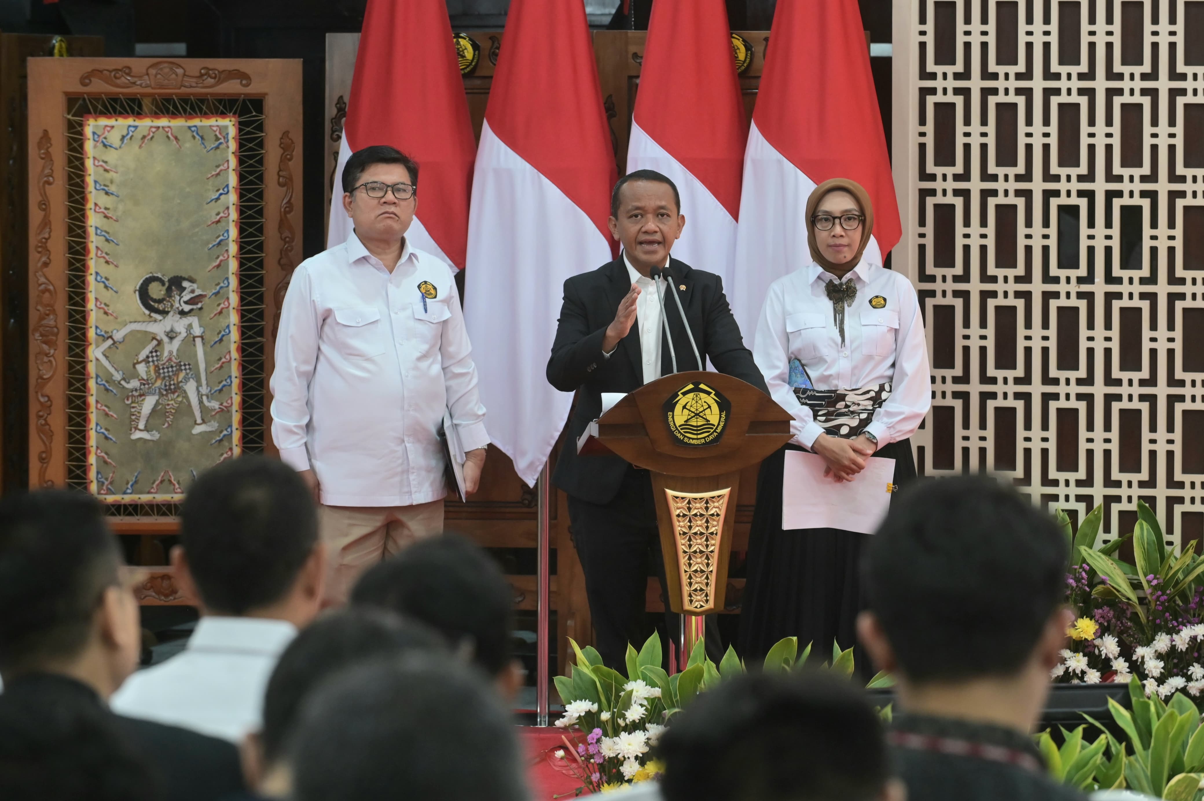 RESMI:Menteri Energi dan Sumber Daya Mineral (ESDM), Bahlil Lahadalia (tengah) dan jajaran mengumumkan RUPTL PLN 2025-2034 di Jakarta, Senin (26/5/2025).