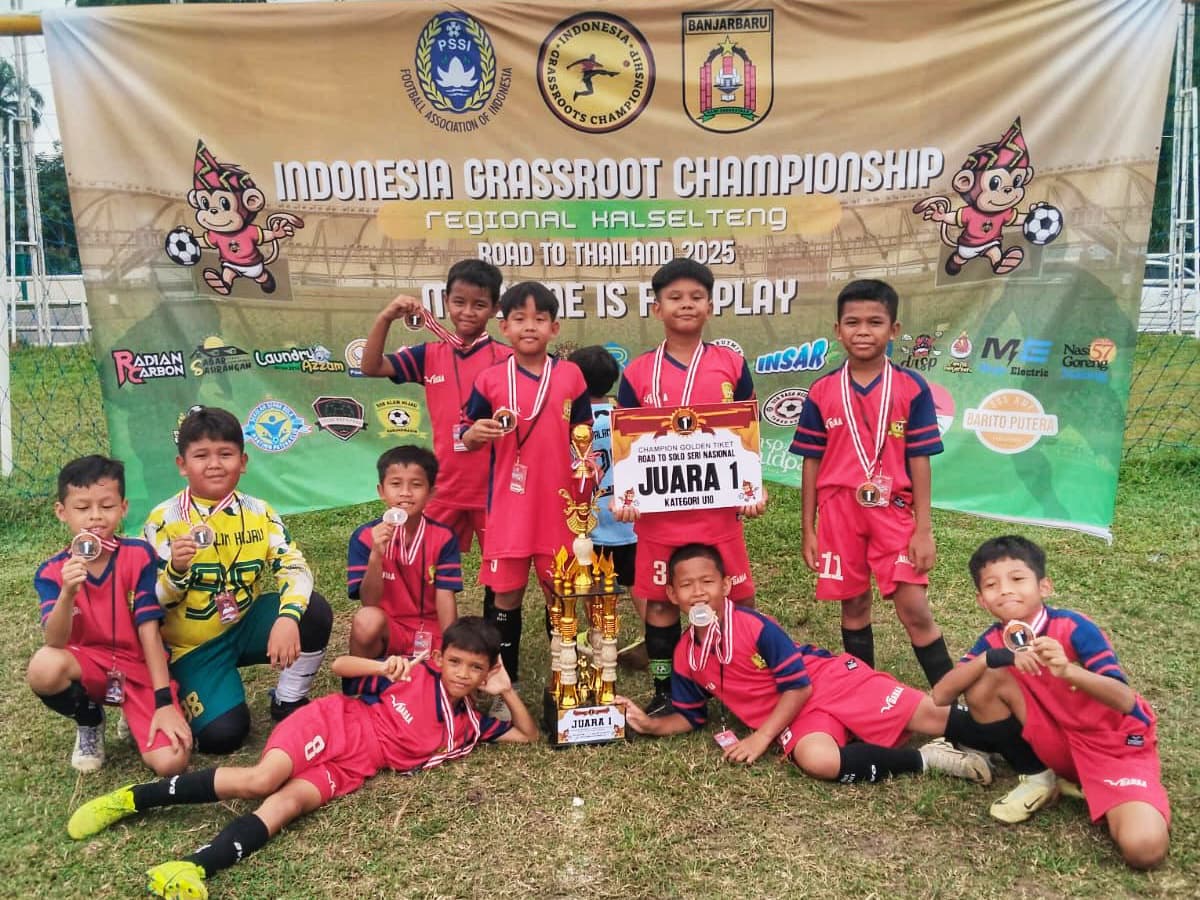 MERAYAKAN: Para pemain SSB Alam Hijau merayakan kemenangan usai menjuarai kategori KU-10 di Indonesia Grassroot Champion regional Kalselteng di Lapangan Murjani, Sabtu (1/6/2025). (M Idris Jian Sidik)