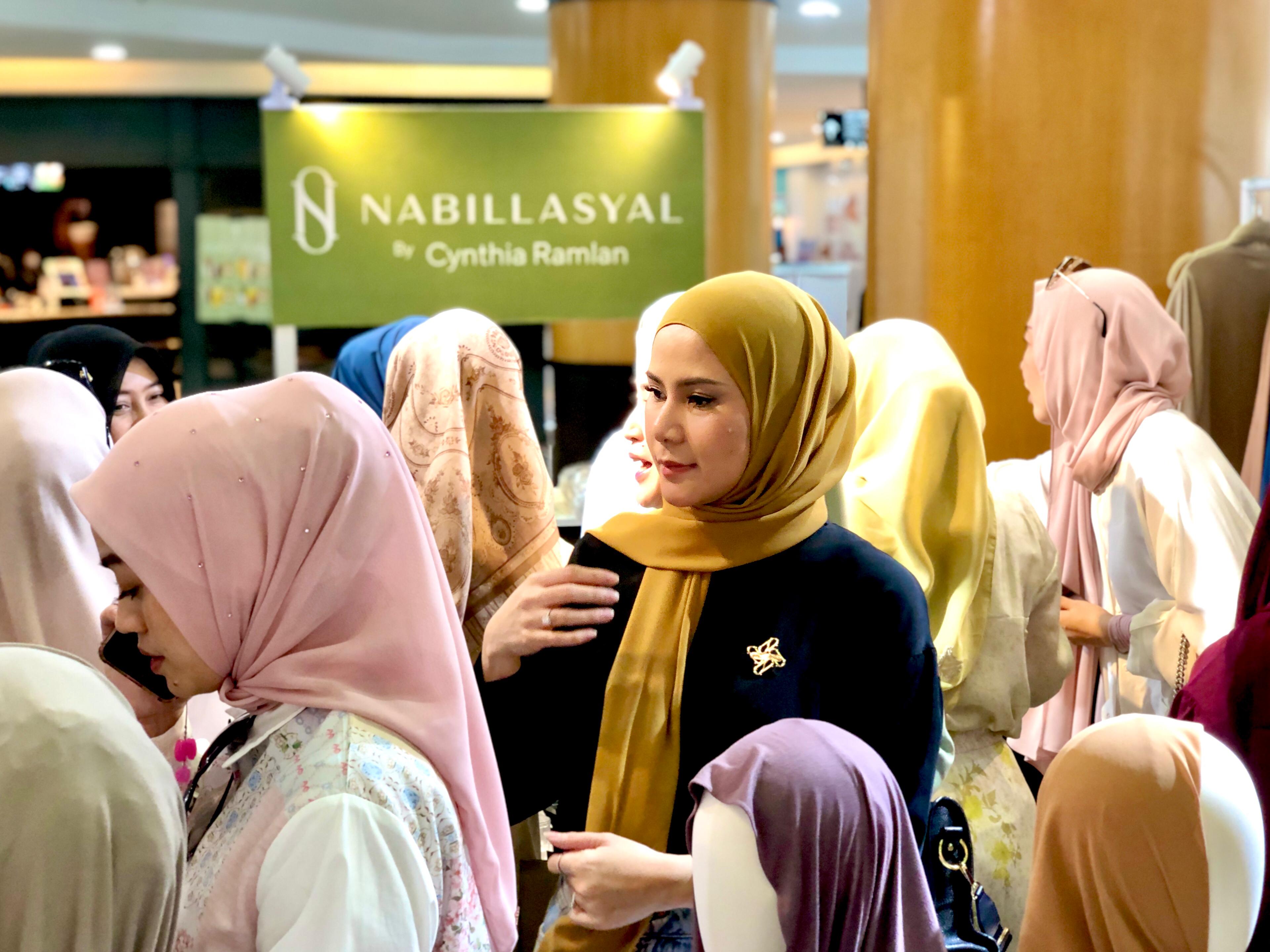 DISKON: Banyak diskon, pembeli memadati booth Nabillasyal by Cyntia Ramlan.