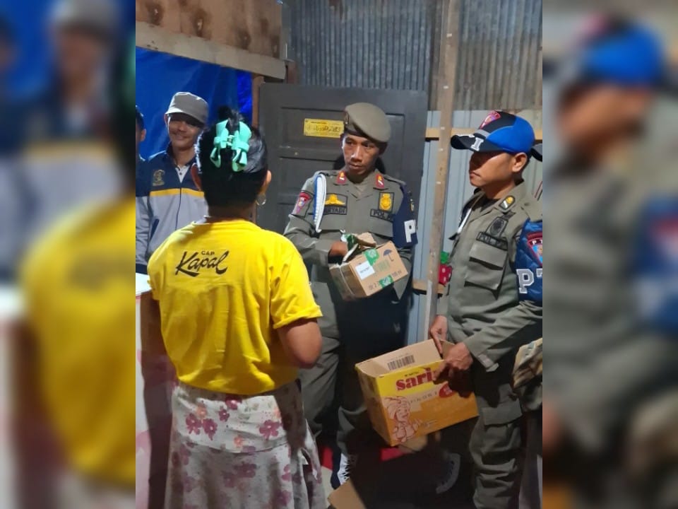 AMANKAN : Kepala Satpol PP dan Damkar Tala, H Muhammad Kusri bersama jajarannya menggrebek warung malam di Sungai Riam. (Foto : Satpol PP dan Damkar Tala untuk Radar Banjarmasin)