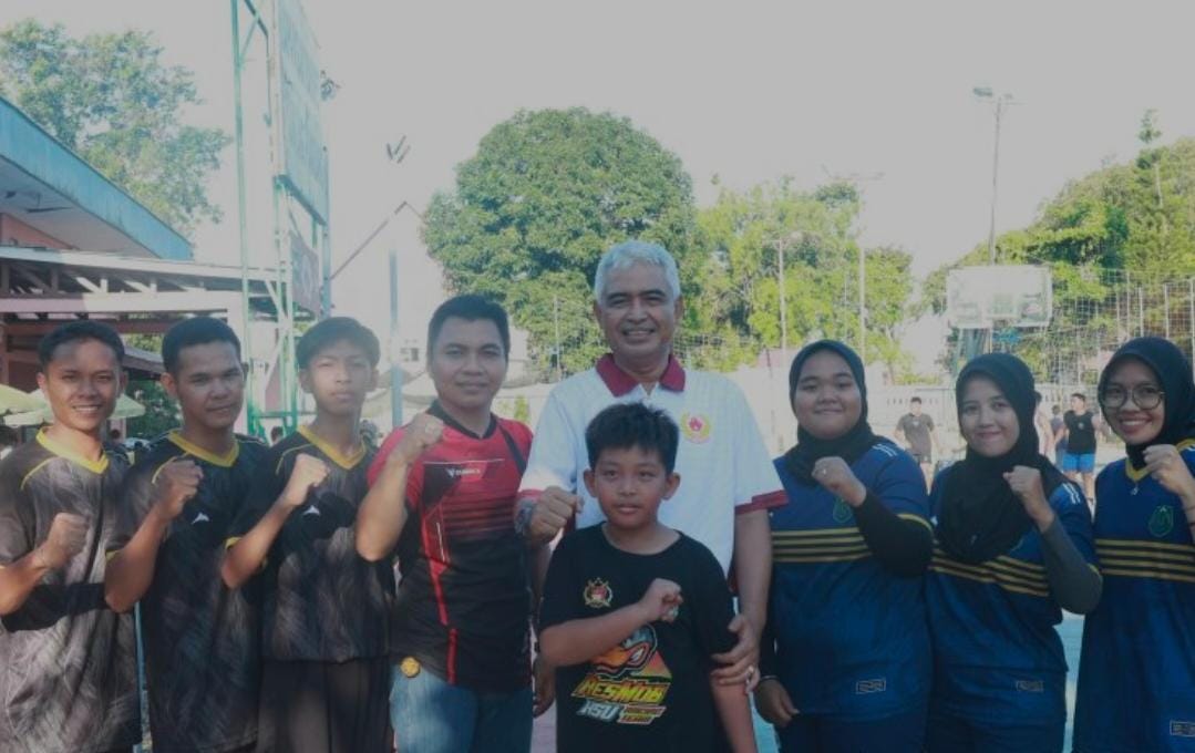 MOMEN:Wakil Bupati Kabupaten HSU, Hero Setiawan saat foto bersama dengan para atlet sepak takraw Kabupaten HSU, di GOR Berseri Pelaihari, Kamis (29/5/2025).