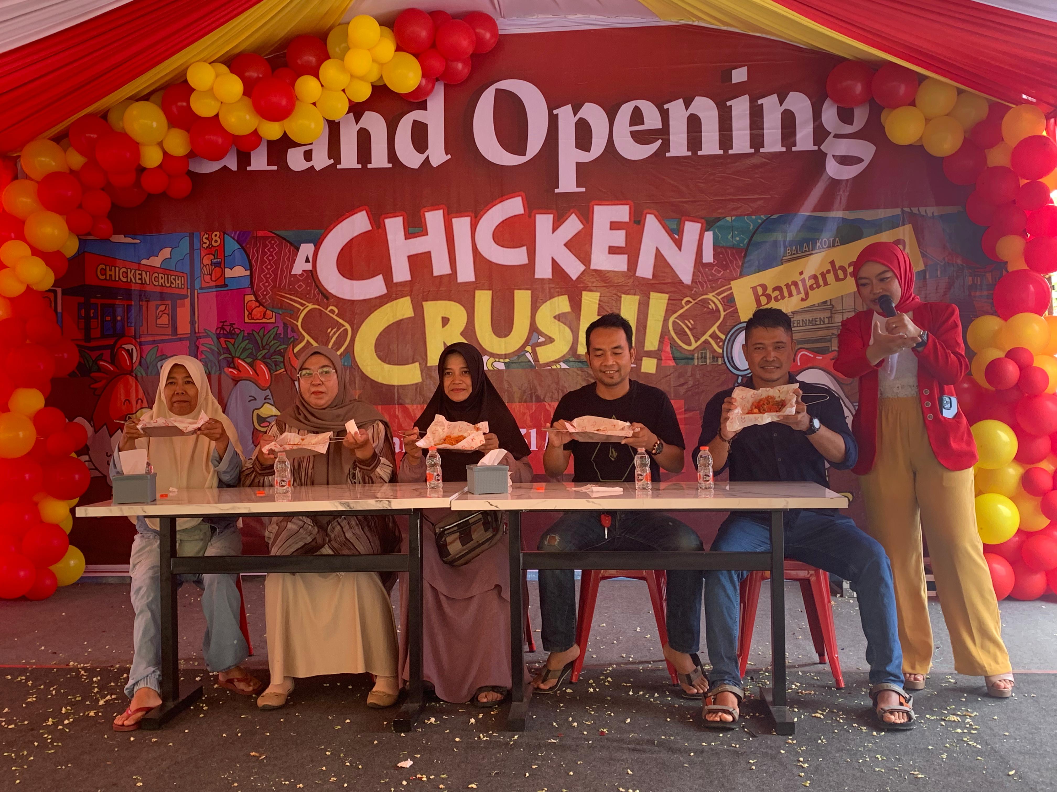 MERIAH:Konsumen mengikuti lomba makan pedas di outlet Chicken Crush yang baru dibuka di Banjarbaru.