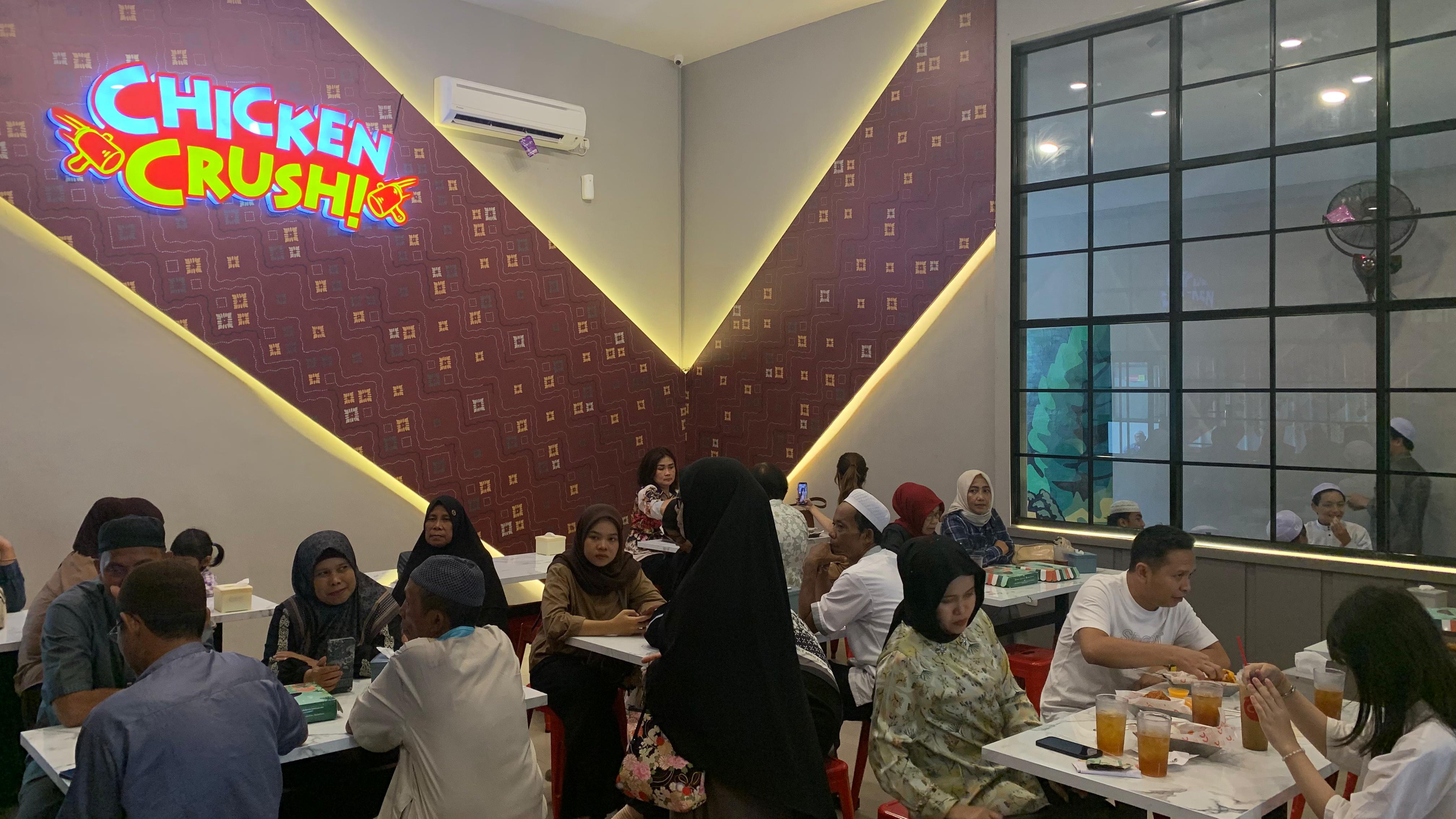 FAVORIT: Suasana di salah satu outlet Chicken Crush yang ada di Kalsel.