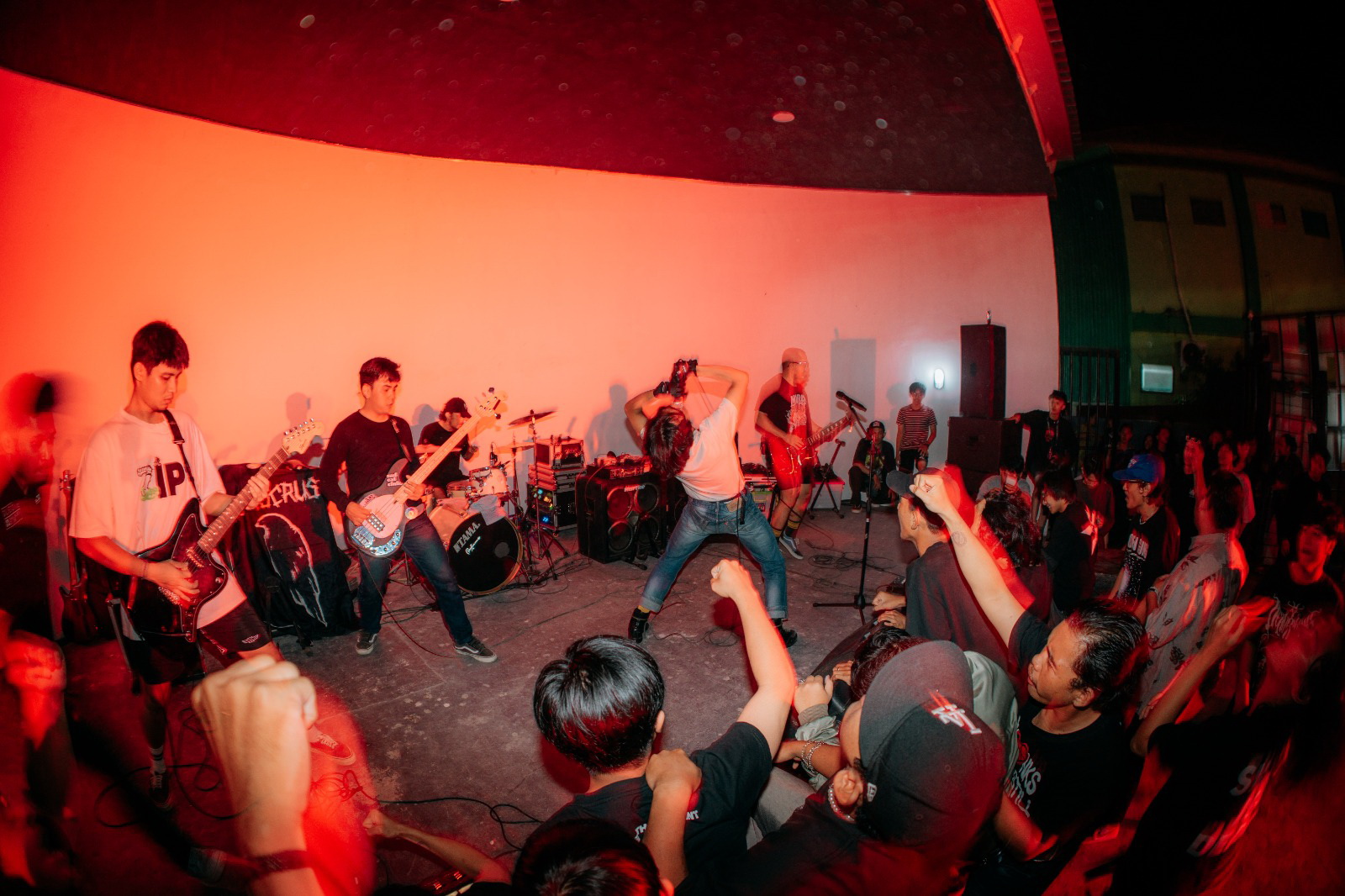 MUSIK KERAS:Democrust, band punk hardcore saat manggung di Banjarmasin, beberapa waktu lalu. (Foto:Democrust untuk Radar Banjarmasin)