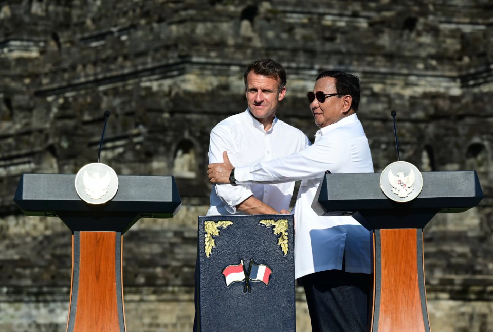 DIPLOMASI: Presiden Prabowo Subianto bersama Presiden Prancis Emmanuel Macron saat kunjungan di Candi Borobudur, Magelang, Jawa Tengah, Kamis (29/5).