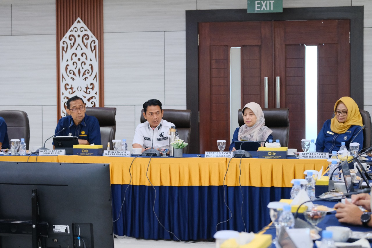 MEDIA BRIEFING:Kepala Kanwil DJPb Kalsel, Syafriadi (paling kiri) kala memaparkan kondisi perekonomian Kalsel selama April 2025, belum lama tadi.(Foto: Humas Kanwil DJPb Kalsel)