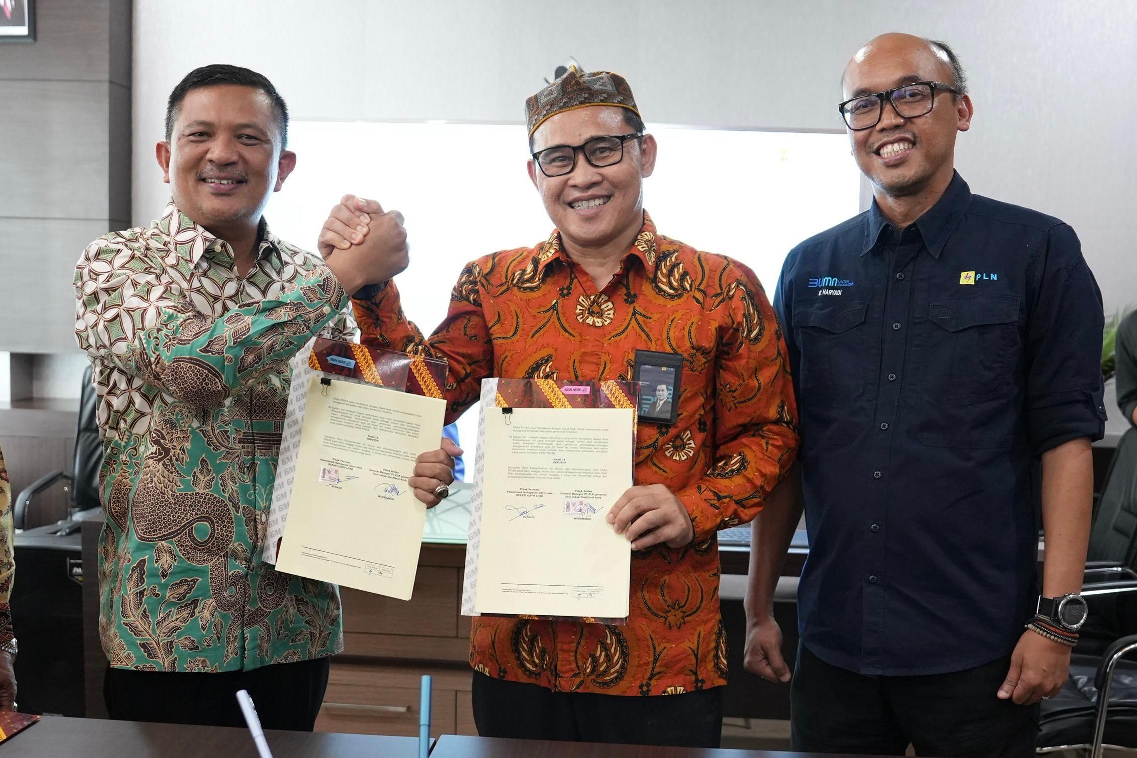 KERJA SAMA:Manajemen PLN dan Bupati Gayo Lues, Suhaidi (kiri) menandatangani MoU pemanfaatan aset PLTMH dan pengembangan sektor ketenagalistrikan, Kamis (22/5/2025).(Foto-foto:PLN)