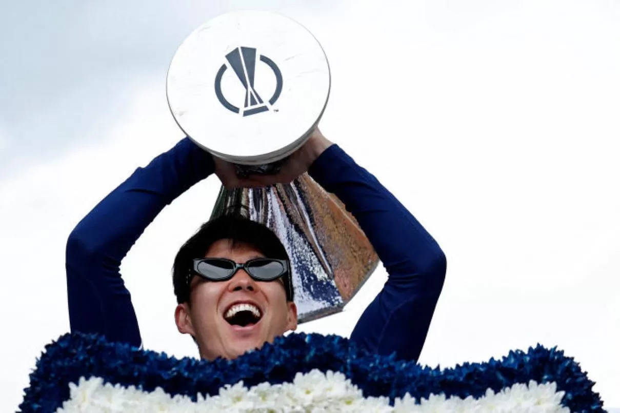 MENGANGKAT: Son Heung-min mengangkat trofi Liga Europa bersama Tottenham.