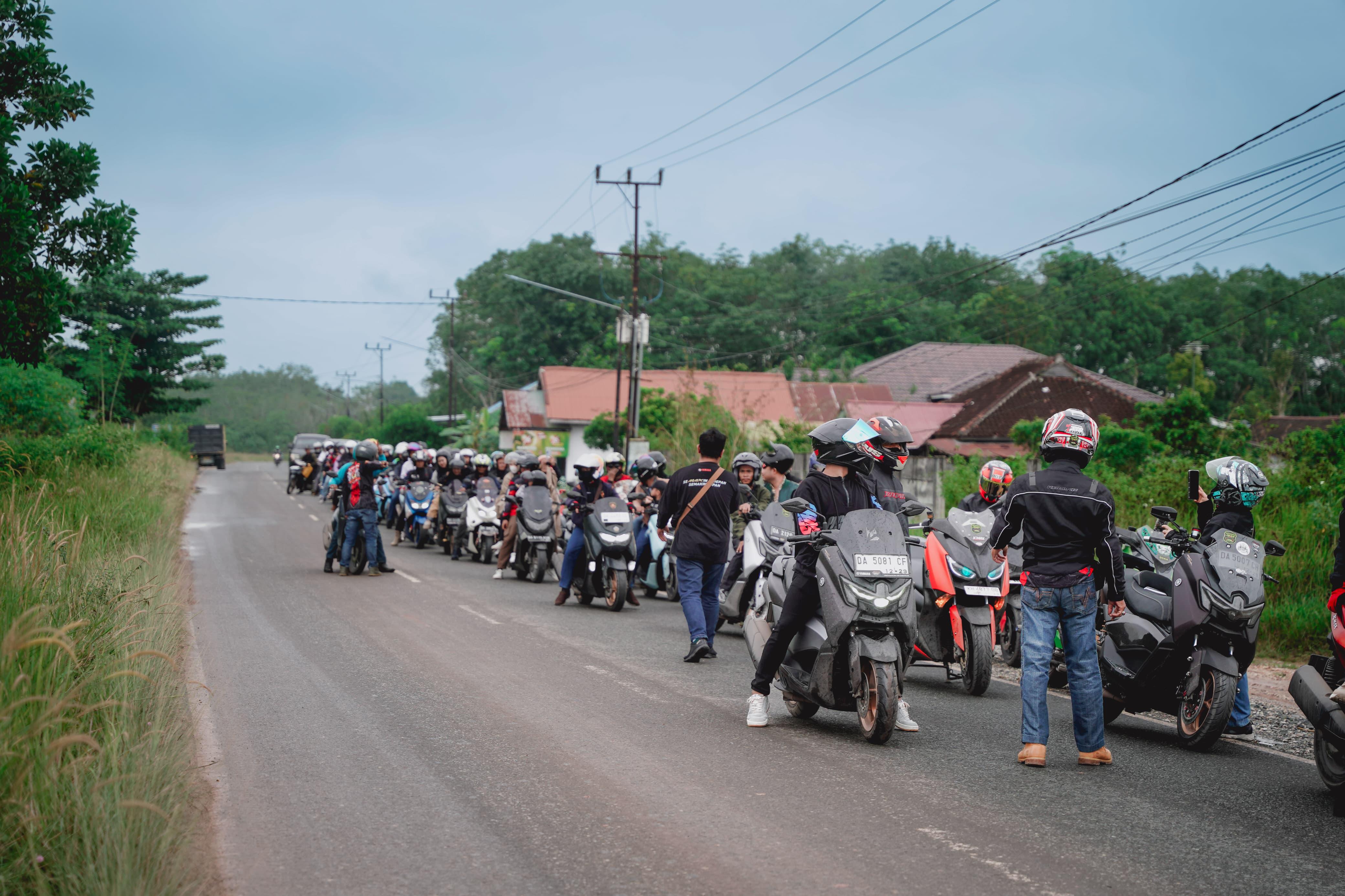 KEBERSAMAAN: Para rider NMax Kalsel berfoto bersama di depan gerbang Tahura Mandiangin, Sabtu (31/5) dalam gelaran NMax Experience: Ride A Decade.(foto: PT STSJ Yamaha)
