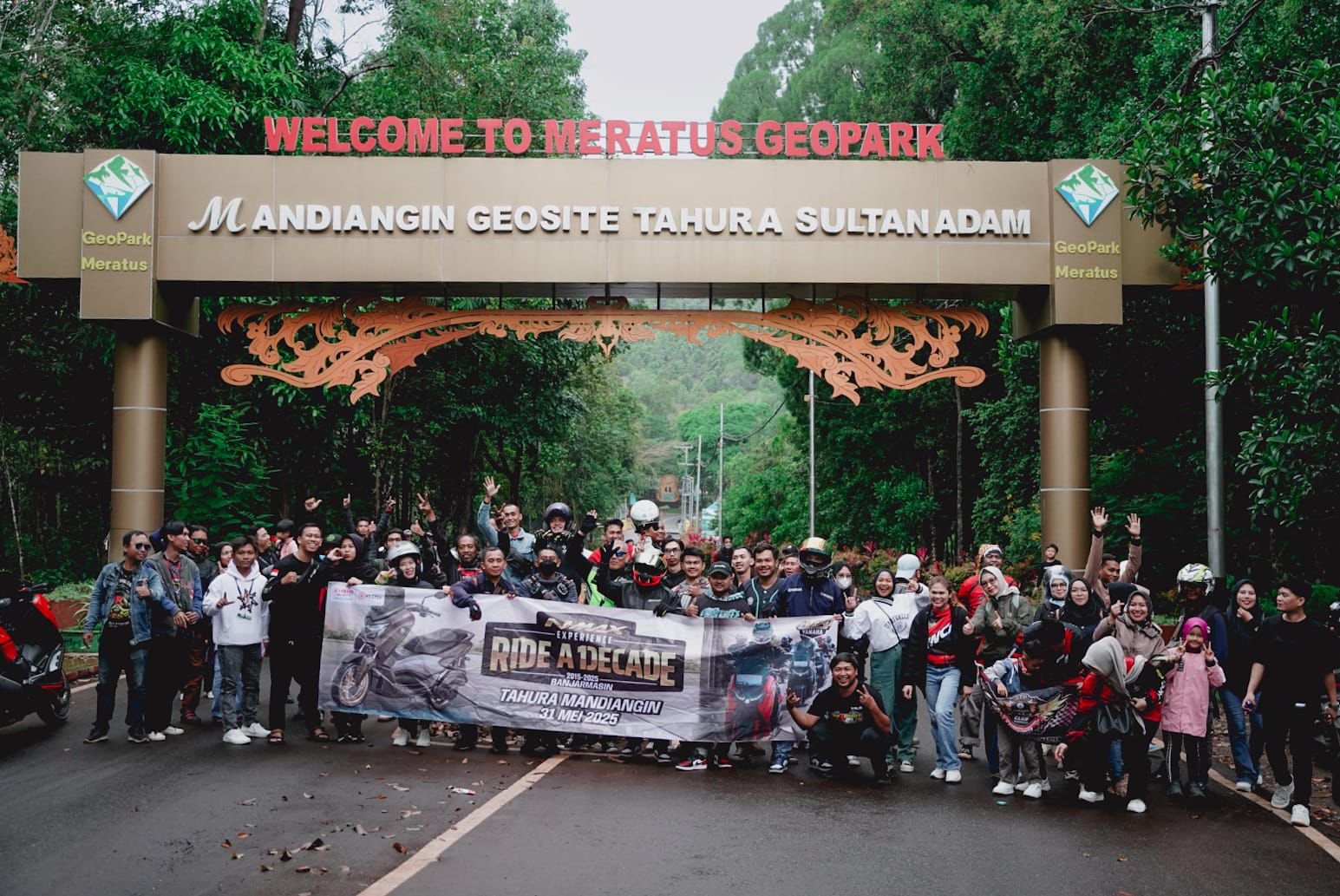 TERTIB: Para peserta touring NMax Experience: Ride A Decade berbaris dengan rapi dalam perjalanan menuju Tahura Mandiangin.