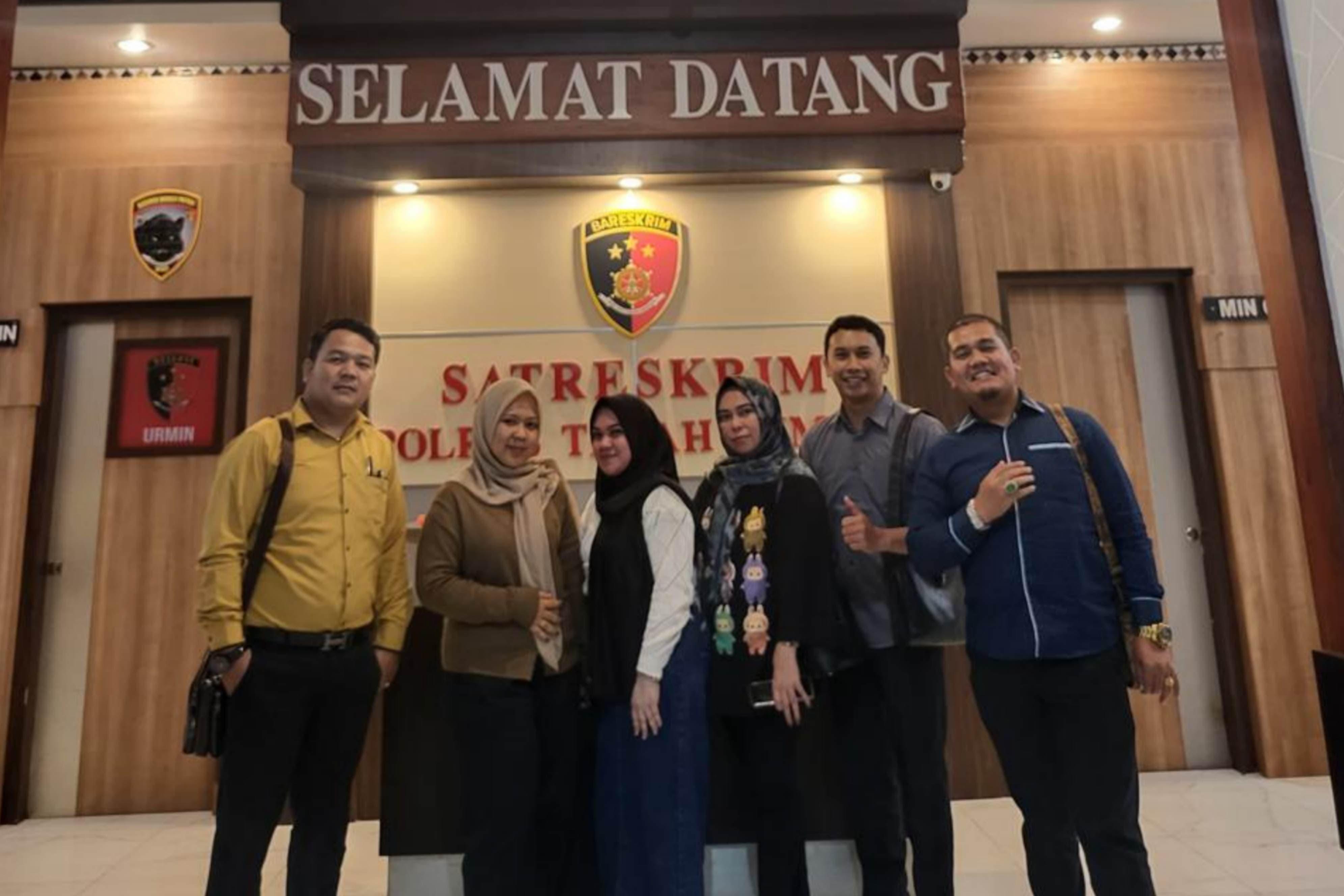 DI POLRES: Para korban bersama kuasa hukum Jesvandy Silaban saat memberikan keterangan di Polres Tanah Bumbu. (Foto: Jesvandy Silaban untuk Radar Banjarmasin)