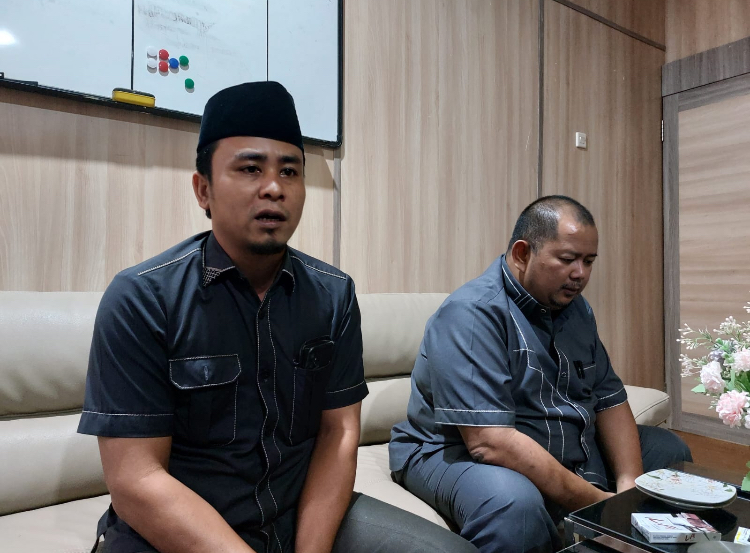 Wawancara dengan Wakil Ketua II DPRD HST, Tajuddin (peci hitam). (Jamaluddin/Radar Banjarmasin)