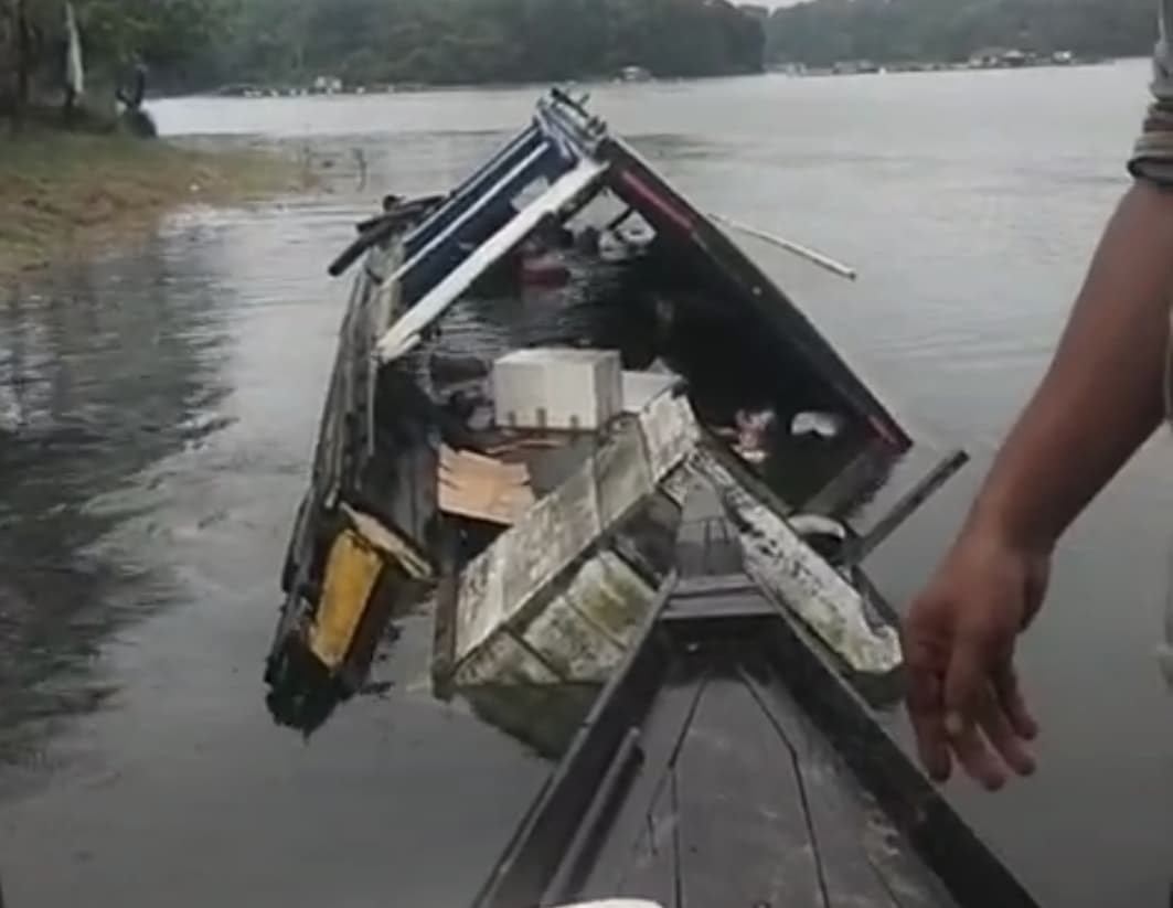 TENGGELAM: Kapal pemancing tenggelam di tepian Waduk Riam Kanan setelah miring akibat benturan keras yang dialami kapal pada Minggu (1/6/2025)