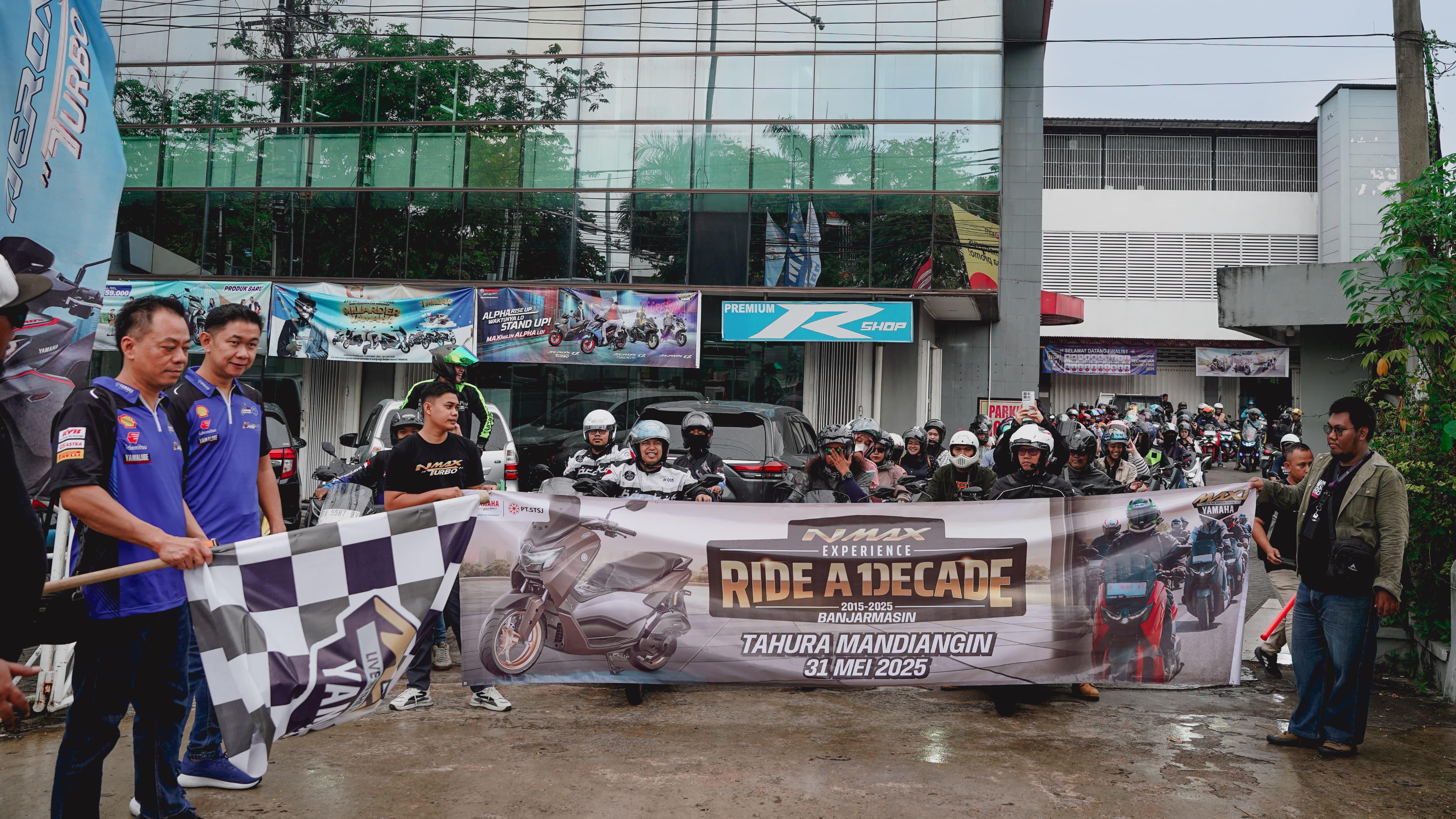 START: Para rider Yamaha NMax Experience : Ride A Decade dilepas dari dealer Yamaha Pal 2 Banjarmasin.