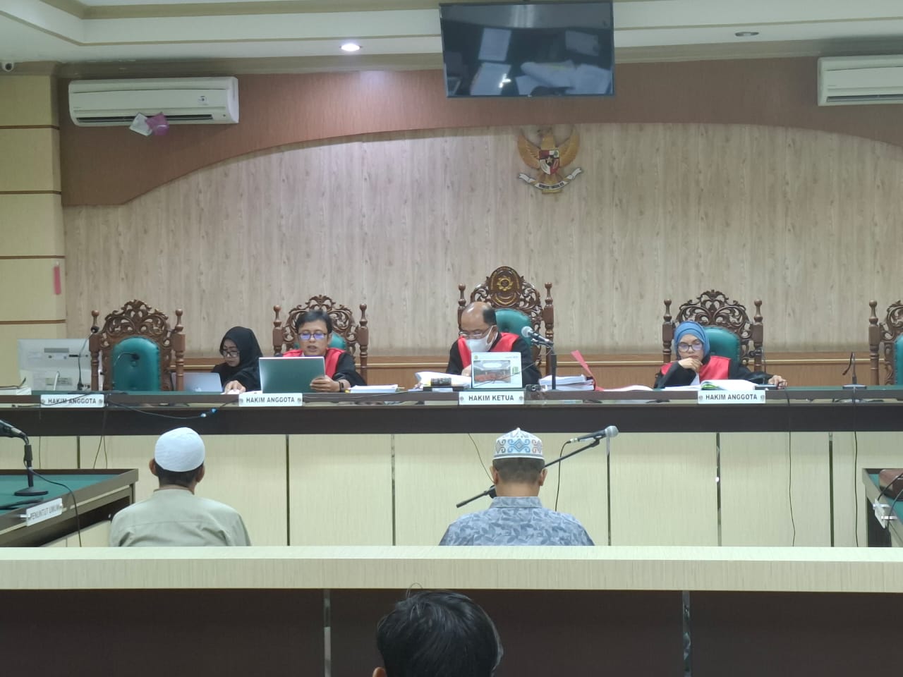PASRAH : Dua terdakwa mendengarkan vonis kasus korupsi dana hibah di Pengadilan Tipikor Banjarmasin, Senin (2/6). (Nan untuk Radar Banjarmasin)