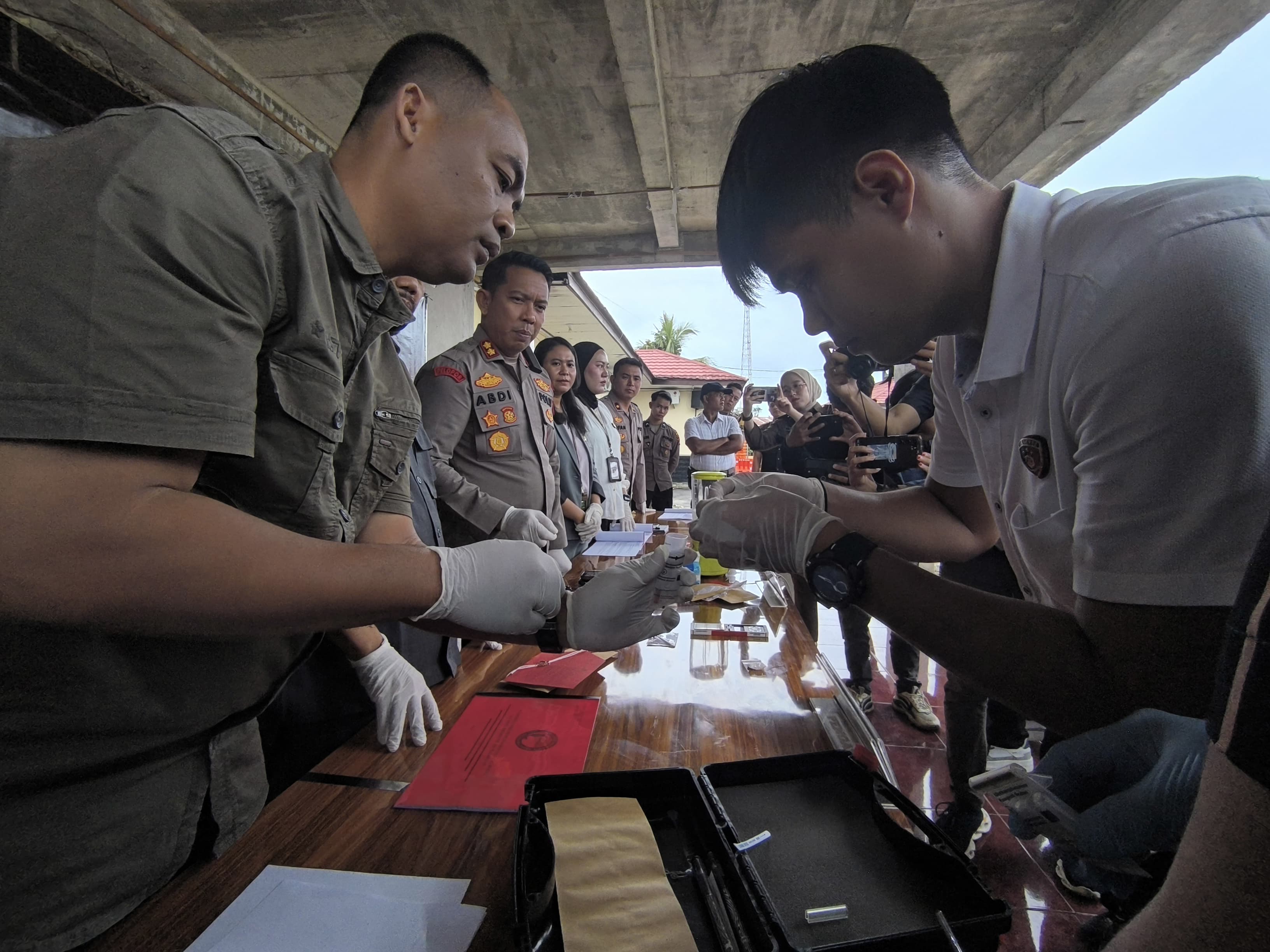 DIMUSNAHKAN: Petugas Polres Balangan memusnahkan barang bukti sabu dan ekstasi hasil pengungkapan dua kasus narkoba di halaman Polres, Selasa (3/6). (M Dirga/ Radar Banjarmasin)