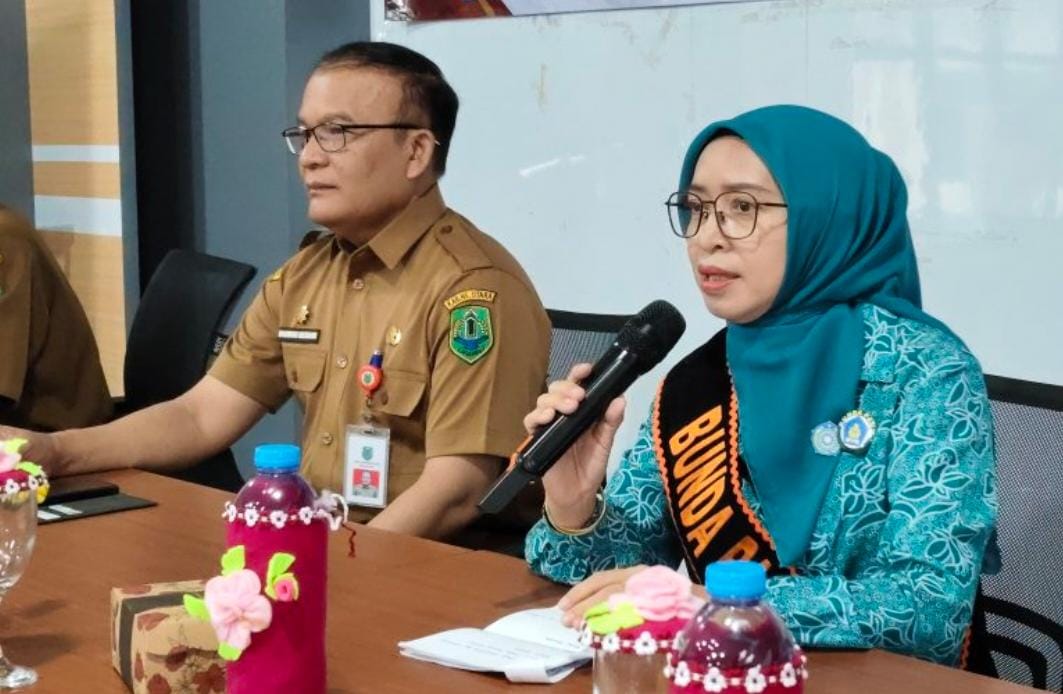 HADIR:Bunda PAUD Kabupaten HSU, Hj Murniati Sahrujani didampingi Kadisdikbud HSU, Rahman Heriadi membuka Bimtek terkait stunting di Aula Ki Hajar Dewantara, Senin (2/6/2025).