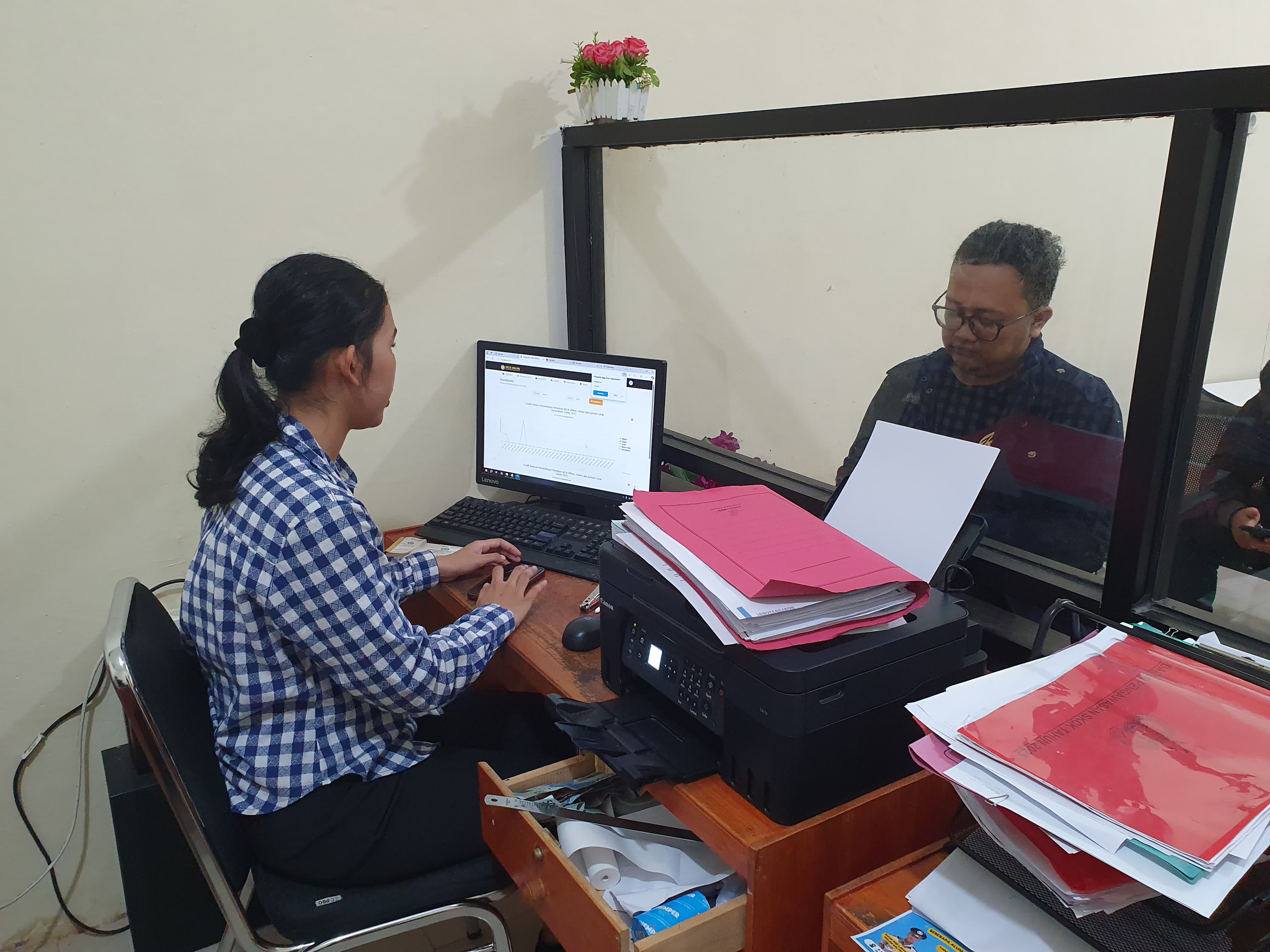 LAYANAN:Petugas membuatkan SKCK saat melayani pemohon untuk keperluan bekerja.//intelkam Resta untk Radar Banjarmasin