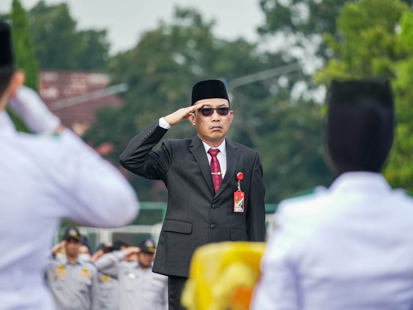 HORMAT:Pj Sekda Kota Banjarbaru, Sirajoni saat bertindak sebagai inspektur upacara.(Foto:MC Banjarbaru untuk Radar Banjarmasin)