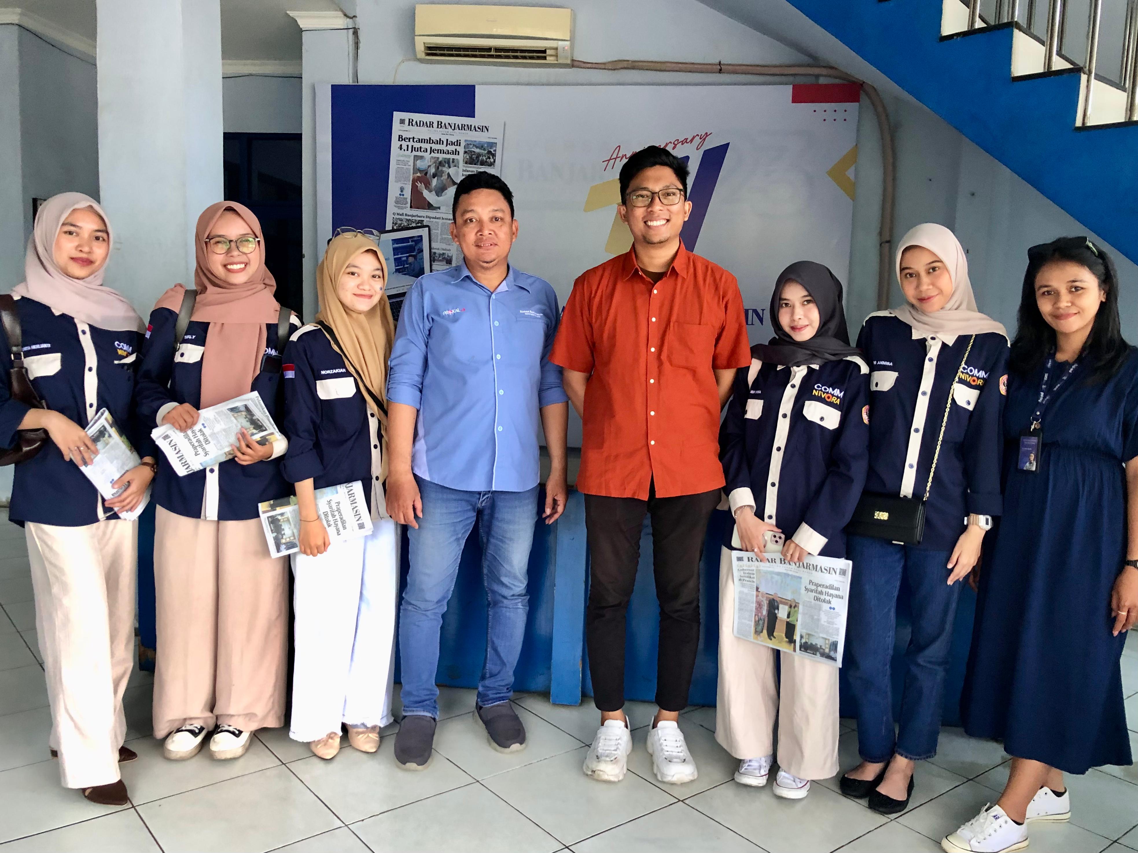 BERKUNJUNG:Mahasiswa Ilmu Komunikasi FISIP ULM mengunjungi Kantor Biro Radar Banjarmasin, Selasa (3/6/2025).(Foto-foto:Tia Lalita Novitri/Radar Banjarmasin)