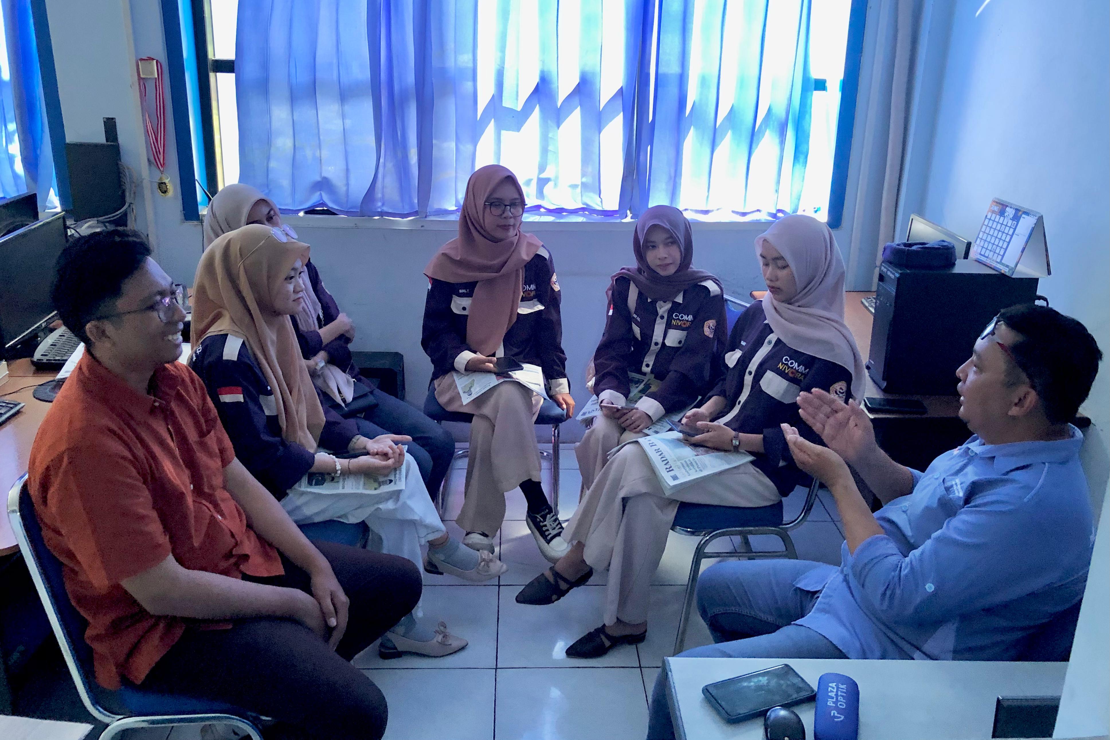 SHARING:Suasana sharing mahasiswa bersama Pimred Radar Banjarmasin Eddy Hardiyanto.
